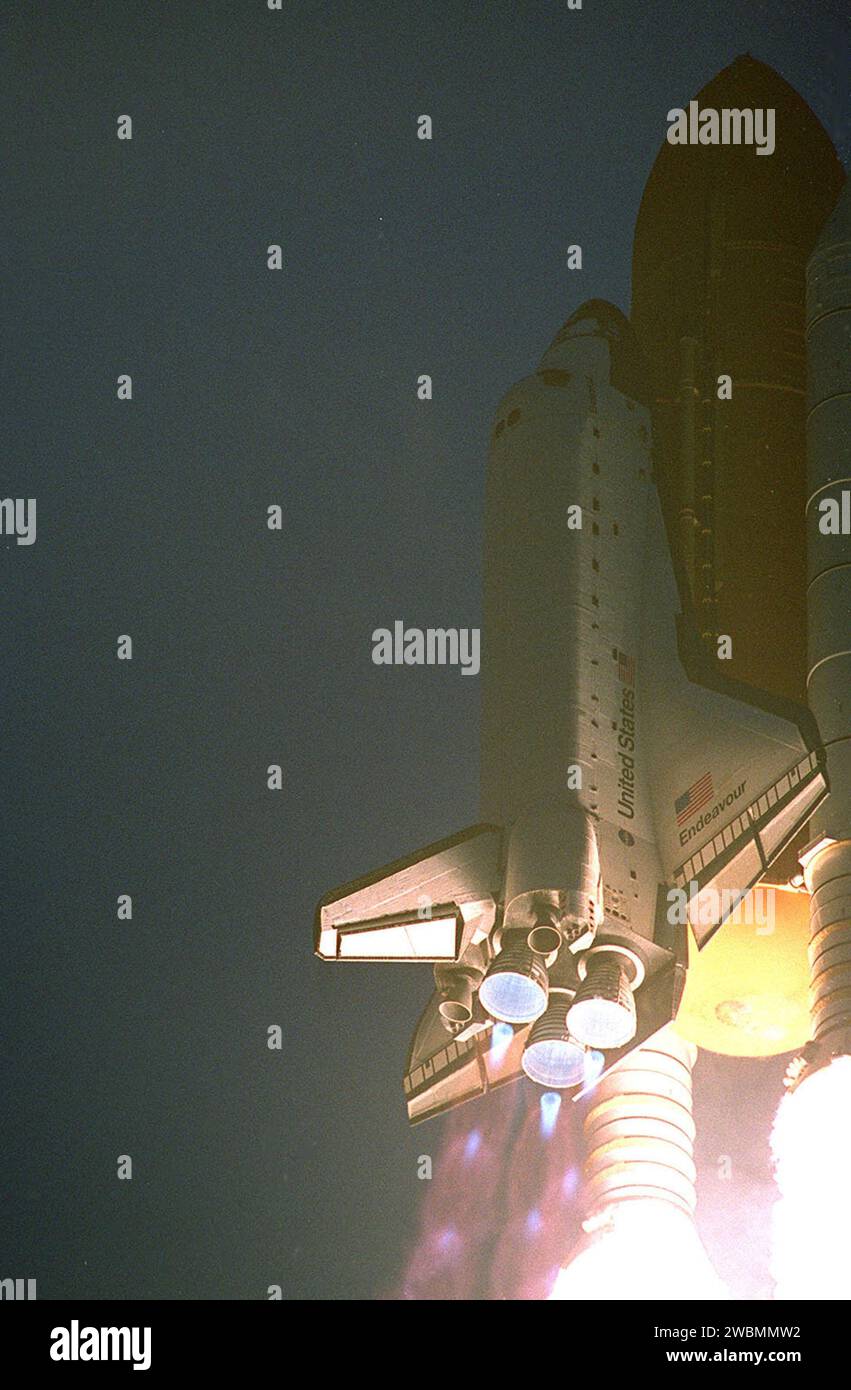 La navette spatiale Endeavour a décollé sur STS-108 à 17 h 19 h 28 HNE, la deuxième tentative en deux jours. L'orbiteur accostera avec l'ISS sur le Dec. 7. STS-108 est la dernière mission de navette de 2001, le 107e vol de navette au total et le 12e vol vers la Station spatiale internationale. L’atterrissage à l’installation d’atterrissage de la navette de KSC est prévu pour le 16 décembre à 13h05 HNE. Banque D'Images