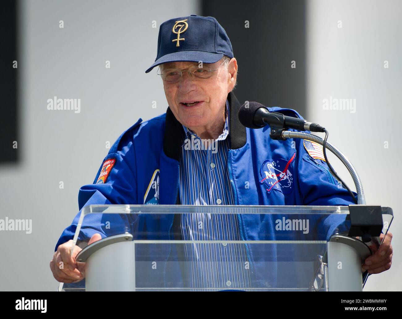 Scott Carpenter, astronaute Mercury de la NASA, prend la parole lors d'une cérémonie de dévoilement de deux timbres de l'USPS qui commémorent et célèbrent les 50 ans du vol spatial américain et du programme MESSENGER lors d'un événement, le mercredi 4 mai 2011 au centre spatial Kennedy de la NASA à Cape Canaveral, en Floride. Un timbre commémore le projet Mercury de la NASA, le premier programme de vols habités américains, et le vol historique de l'astronaute Alan Shepard, le 5 mai 1961, à bord du vaisseau spatial Freedom 7. L'autre timbre attire l'attention sur la mission sans pilote MESSENGER de la NASA, une enquête scientifique sur la planète Mercure. Le 17 mars 2011 Banque D'Images