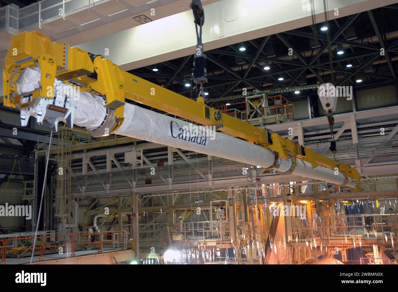 CENTRE SPATIAL KENNEDY, FLA. - Dans l’installation de traitement de l’orbiteur du Kennedy Space Center de la NASA, baie 3, le bras robotisé du système de capteur de boom orbiteur construit au Canada est soulevé de Discovery. La flèche, qui a été utilisée lors de la mission de retour en vol STS-114 pour effectuer une inspection plus approfondie et photographier Discovery, fera l'objet d'une inspection. L'orbiteur sera traité pour la deuxième mission de retour en vol, STS-121. Banque D'Images