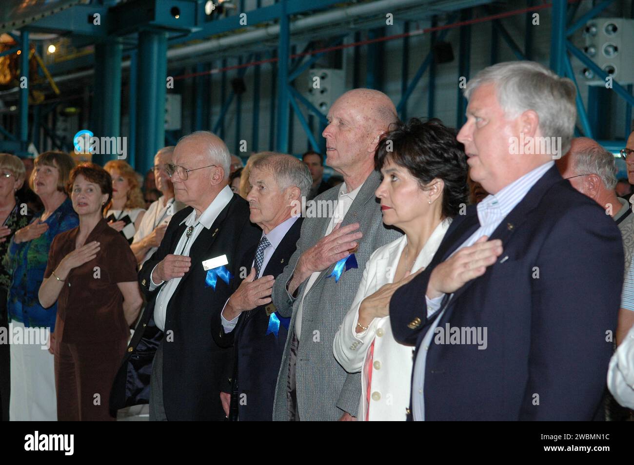 CENTRE SPATIAL KENNEDY, FLA. - Lors de la cérémonie d'intronisation du Hall of Fame des astronautes au centre Apollo Saturn V du complexe d'accueil du Kennedy Space Center, les invités et le public récitent le serment d'allégeance. Les nouveaux intronisés, arborant des rubans bleus, sont Bruce McCandless (de gauche à droite), Joe Allen et Gordon Fullerton. À côté d'eux se trouvent Jim Kennedy (à l'extrême droite), directeur du Kennedy Space Center, et sa femme, Bernadette. Reconnus pour leurs réalisations de vol individuelles et leurs contributions au succès et au succès futur du programme spatial américain, ce groupe d'élite d'intronisés est parmi seulement 60 Banque D'Images