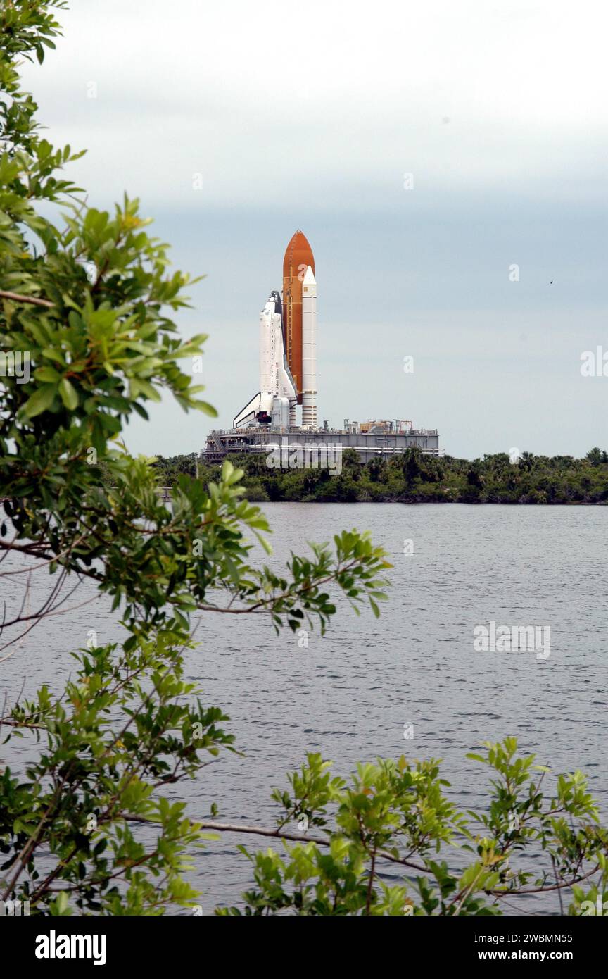 La navette spatiale Discovery a roulé au sommet d'une plate-forme de lanceur mobile de l'aire de lancement 39B vers le bâtiment d'assemblage de véhicules au Kennedy Space Center. Il sera démonté de son réservoir externe, modifié, et rattaché avec Solid Rocket Boosters pour le retour au vol STS-114. Le retour arrière de 4,2 milles est le 15e dans l'histoire du programme de navette. La période de lancement est du 13 au 31 juillet. Banque D'Images
