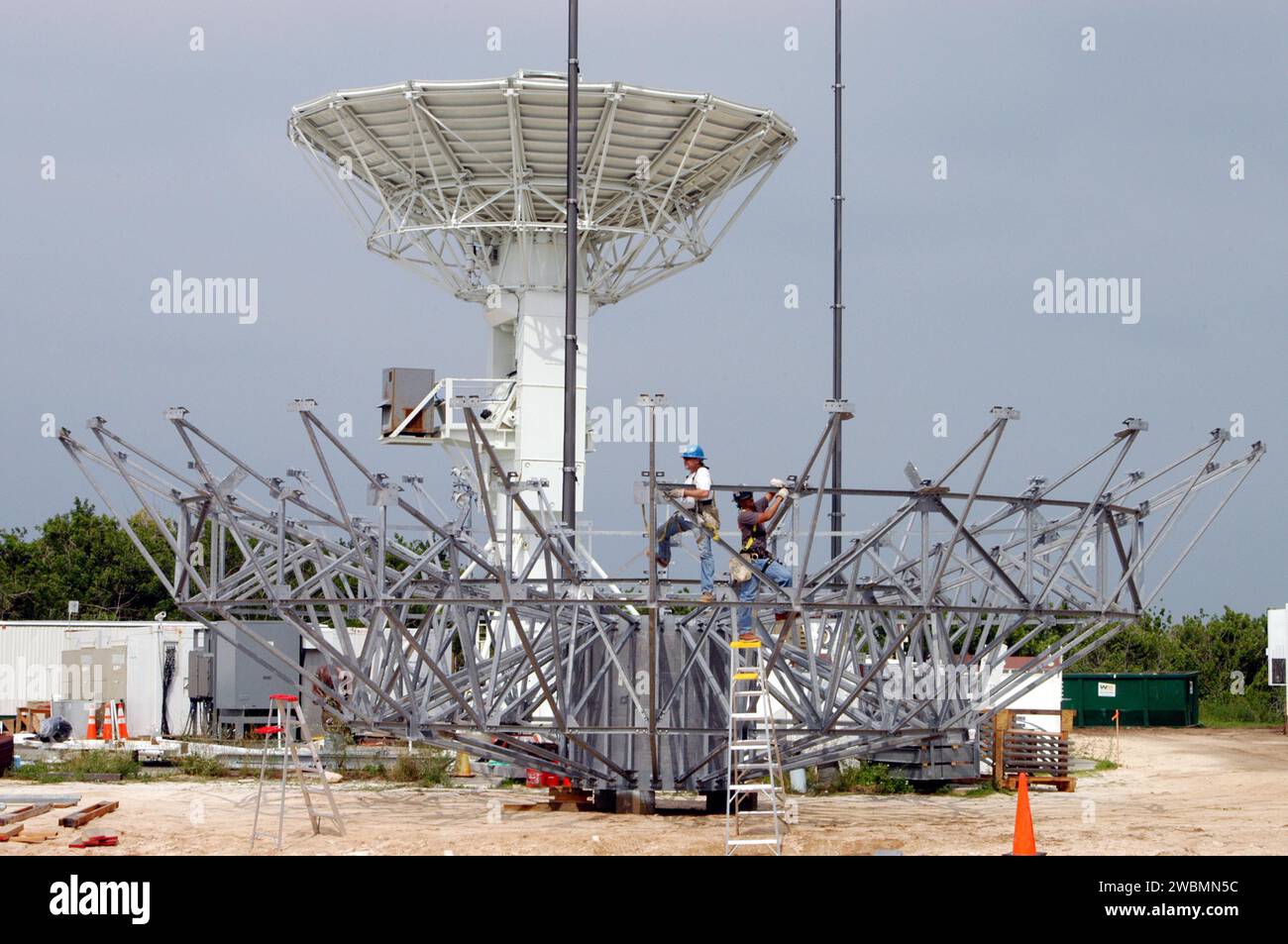 Sur un site radar de North Merritt Island, en Floride, les travailleurs ont assemblé un radar en bande C de 50 pieds pour le suivi à long terme de la mission de la navette et l'observation des débris. Le radar Pathfinder existant de 30 pieds, utilisé lors du lancement de Delta Messenger, appuiera les prochaines missions de retour en vol, y compris STS-114, prévues entre le 13 et le 31 juillet. Banque D'Images