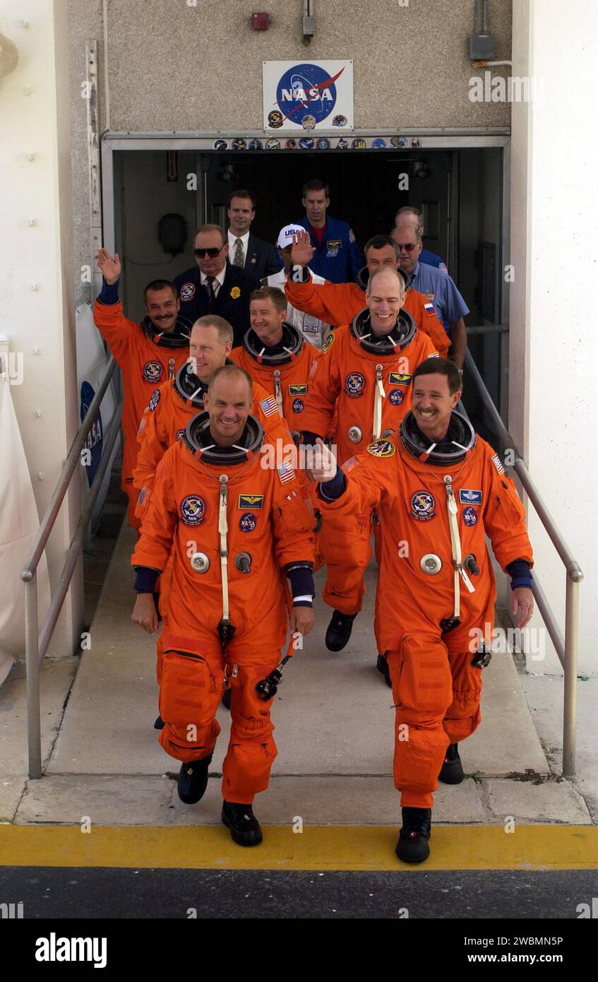 KENNEDY SPACE CENTER, FLORIDE. -- l'équipage STS-105 quitte le bâtiment des opérations et du contrôle, suivi de l'équipage de l'expédition trois (E3). Les pilotes Rick Sturckow et le commandant Scott Horowitz (de gauche à droite) sont les chefs de file ; dans la deuxième rangée, les spécialistes de mission Patrick Forrester et Daniel Barry ; dans la troisième rangée, le cosmonaute de l'E3 Mikhail Tyurin, le commandant Frank Culbertson et le cosmonaute Vladimir Dezhurov. Forrester et Tyurin effectuent tous deux leurs premiers vols spatiaux. Au cours de la mission, Discovery transportera l'équipage de l'expédition trois et plusieurs charges utiles et expériences scientifiques vers l'ISS, Banque D'Images