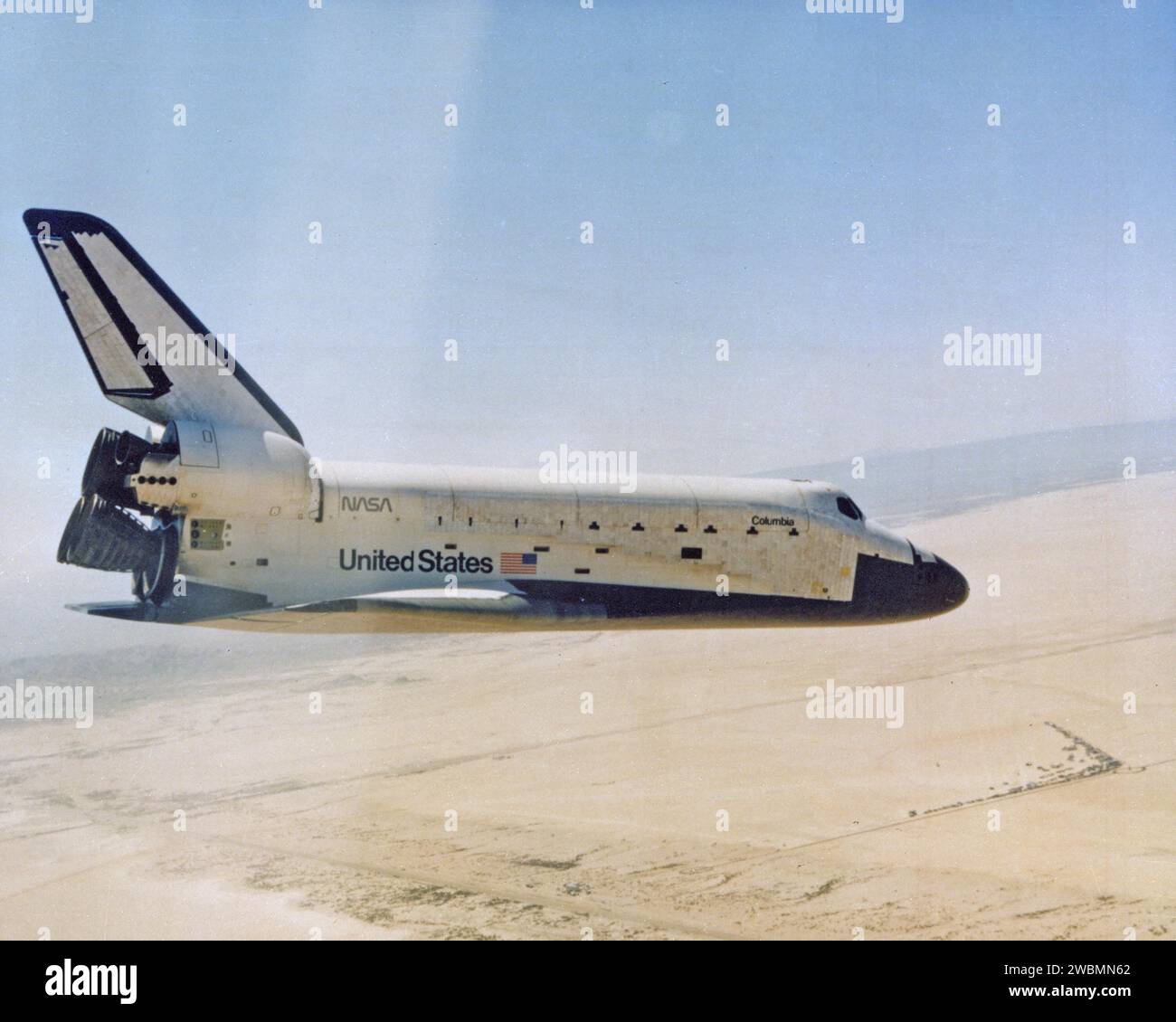 Columbia termine le STS-1, le premier essai complet du système de transport spatial, en atterrissant sur la piste 23 de Rogers Dry Lake au Dryden Flight Research Center, pilotée par les astronautes John Young et Robert Crippen. Banque D'Images
