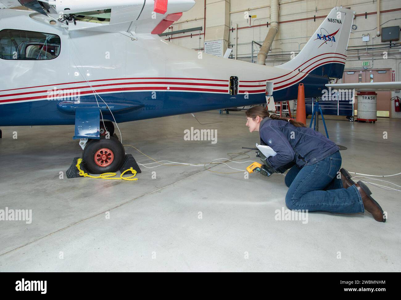 Les ingénieurs de la NASA ont soumis le X-57 Maxwell, le premier avion X entièrement électrique de la NASA, à ses premiers tests de télémétrie au Armstrong Flight Research Center de la NASA en Californie, afin de tester la capacité de l’avion à transmettre des données aux équipes au sol. Les données sont empaquetées et transmises aux actifs au sol, où elles sont décodées dans un format qui peut être présenté à une équipe de contrôle de vol pour regarder les écrans en temps réel pour les opérations de vol. L’objectif de X-57 est d’aider à établir des normes de certification pour les marchés émergents des avions électriques. Banque D'Images