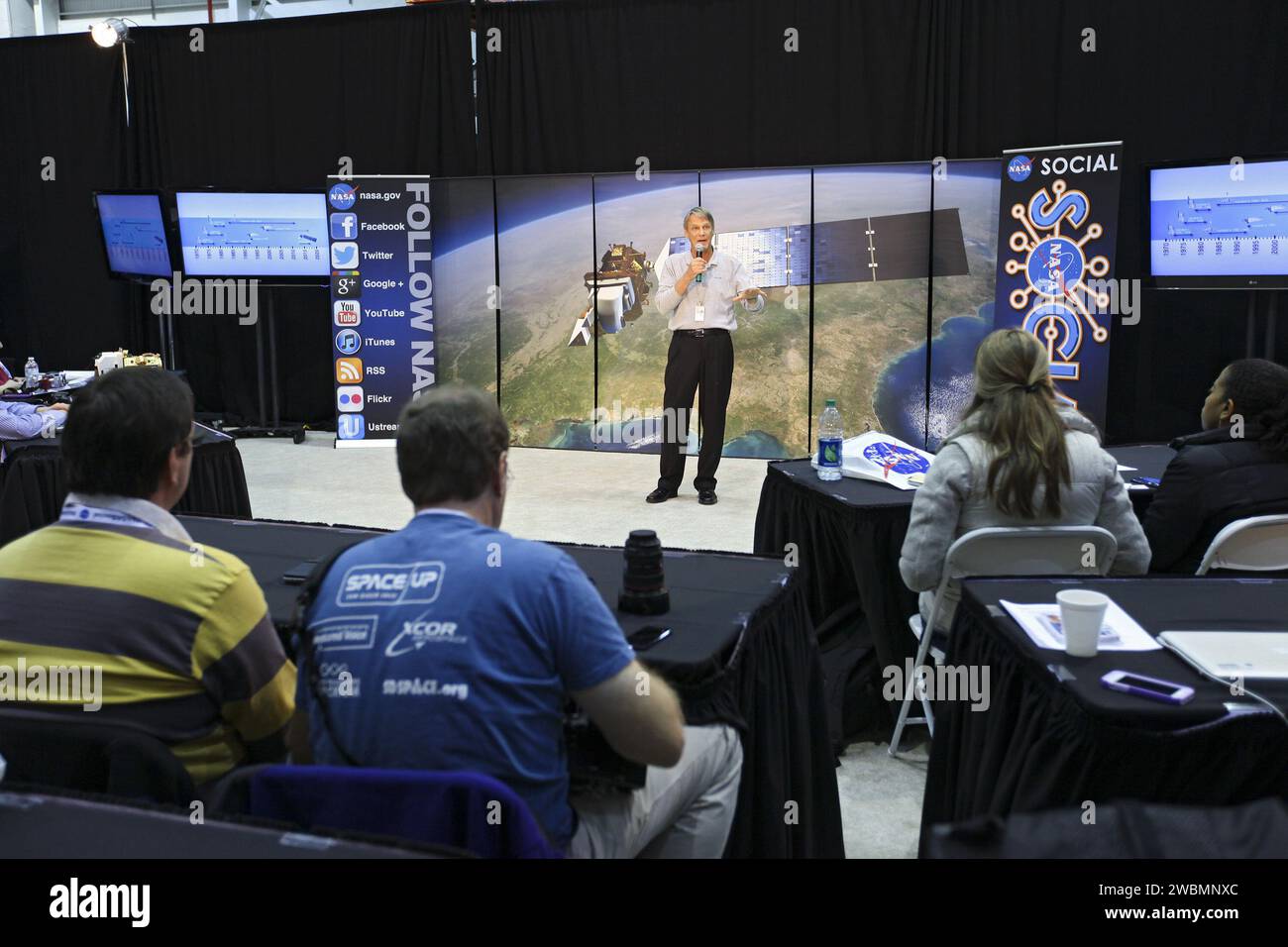 Base aérienne de VANDENBERG, Californie -- l'astronaute de la NASA Piers Sellers parle aux abonnés des médias sociaux de la NASA à la base aérienne de Vandenberg, en Californie, avant le lancement de la mission de continuité des données Landsat de l'agence, ou LDCM, satellite. La mission de continuité des données Landsat LDCM est l'avenir des satellites Landsat. Il continuera d'obtenir des données et des images précieuses qui seront utilisées dans les domaines de l'agriculture, de l'éducation, des affaires, des sciences et du gouvernement. Le programme Landsat permet l'acquisition répétitive de données multispectrales à haute résolution de la surface de la Terre sur une base globale. Les données du vaisseau spatial Landsat constitent Banque D'Images