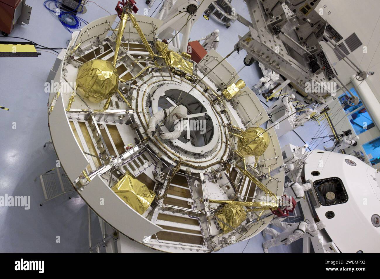 CAP CANAVERAL, Floride. – Dans le Payload Hazardous Servicing Facility du Kennedy Space Center de la NASA en Floride, la caméra capture une vue unique de la mission Mars Science Laboratory (MSL) de la NASA alors qu’un technicien sépare le pont roulant de la phase de croisière après qu’il a été soulevé sur un stand de rotation. La phase de croisière fournit de l'énergie solaire, des propulseurs pour la navigation et des échangeurs de chaleur au rover pendant son vol de la Terre à Mars. Les composants de MSL comprennent un rover de la taille d'une voiture, Curiosity, qui dispose de 10 instruments scientifiques conçus pour rechercher des preuves sur la faveur de l'environnement de Mars Banque D'Images