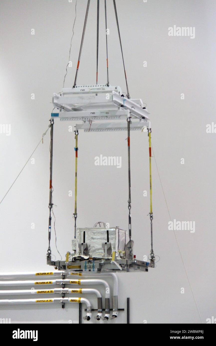 CAP CANAVERAL, Floride. – Dans le Space Station Processing Facility du Kennedy Space Center de la NASA en Floride, une grue soulève le contacteur plasma, ou PCU, qui sera installé sur le transporteur logistique Express, ou ELC. La PCU est utilisée pour disperser les accumulations de charges électriques sur la Station spatiale internationale. Le transporteur fait partie de la charge utile STS-129 de la navette spatiale Atlantis, qui livrera à la Station spatiale internationale deux gyroscopes de rechange, deux réservoirs d'azote, deux modules de pompe, un réservoir d'ammoniac et un effecteur terminal de verrouillage de rechange pour le bras robotisé de la station. S Banque D'Images