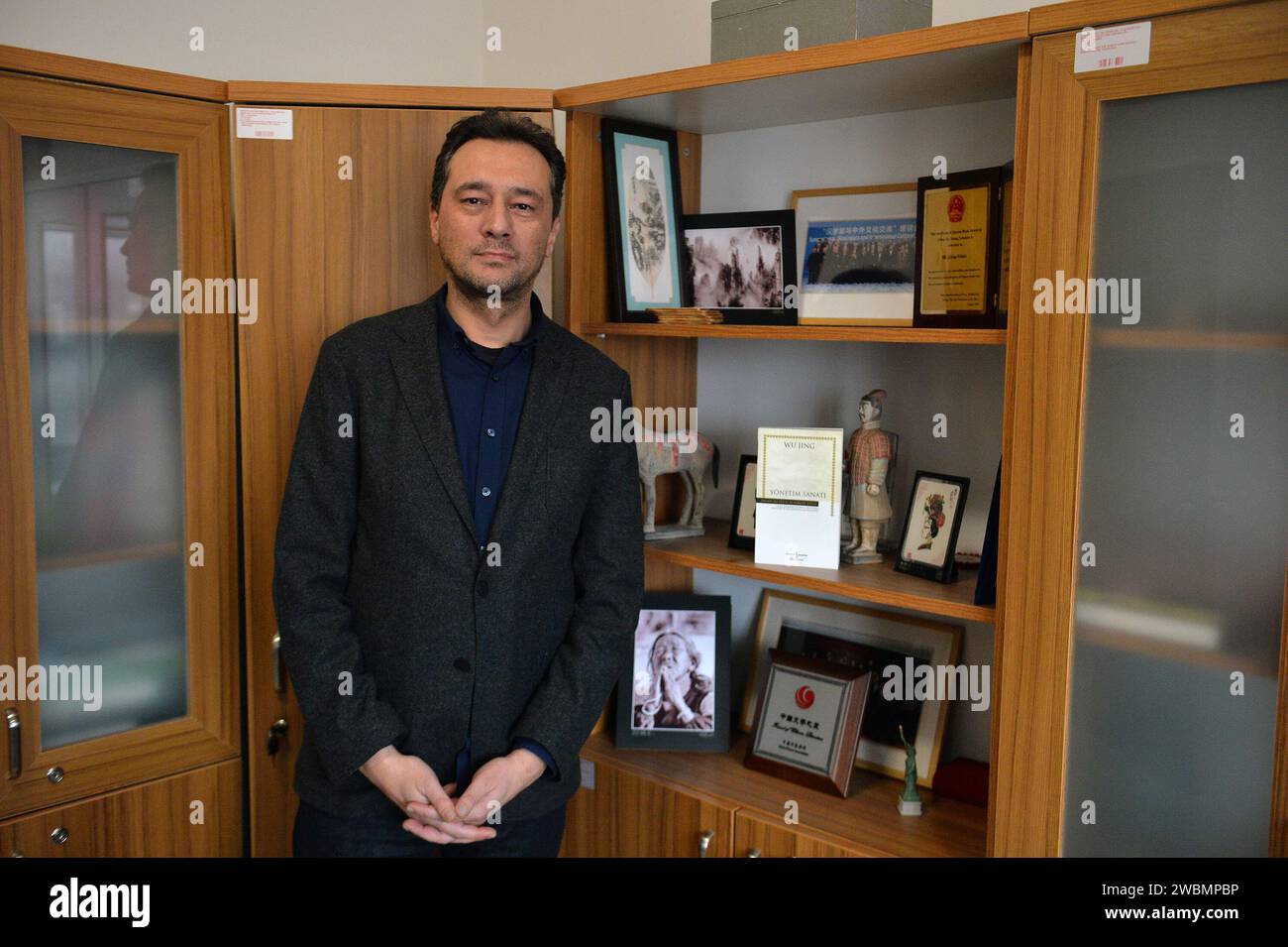 Ankara, T¨¹rkiye. 9 janvier 2024. Giray Fidan, un expert turc en langue et histoire chinoises, pose pour une photo lors d’une interview à Ankara, T¨¹rkiye, le 9 janvier 2024. Giray Fidan, un expert turc en langue et histoire chinoises basé à l'Université Haci Bayram Veli d'Ankara, se consacre à introduire la culture chinoise de la paix à un public turc de plus en plus large désireux de comprendre la façon de penser chinoise. Crédit : Mustafa Kaya/Xinhua/Alamy Live News Banque D'Images