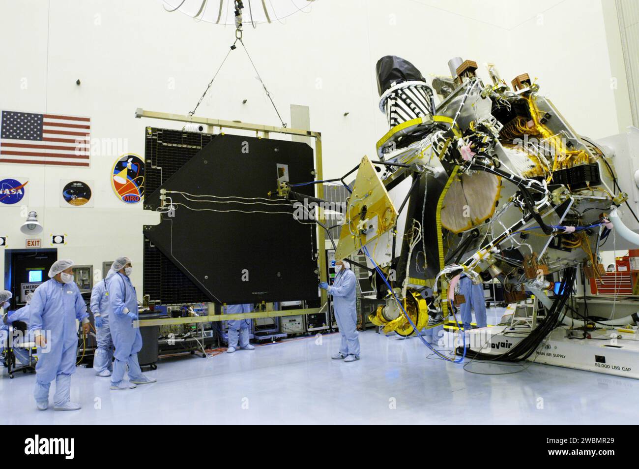CENTRE SPATIAL KENNEDY, FLA. - Dans le Payload Hazardous Servicing ...