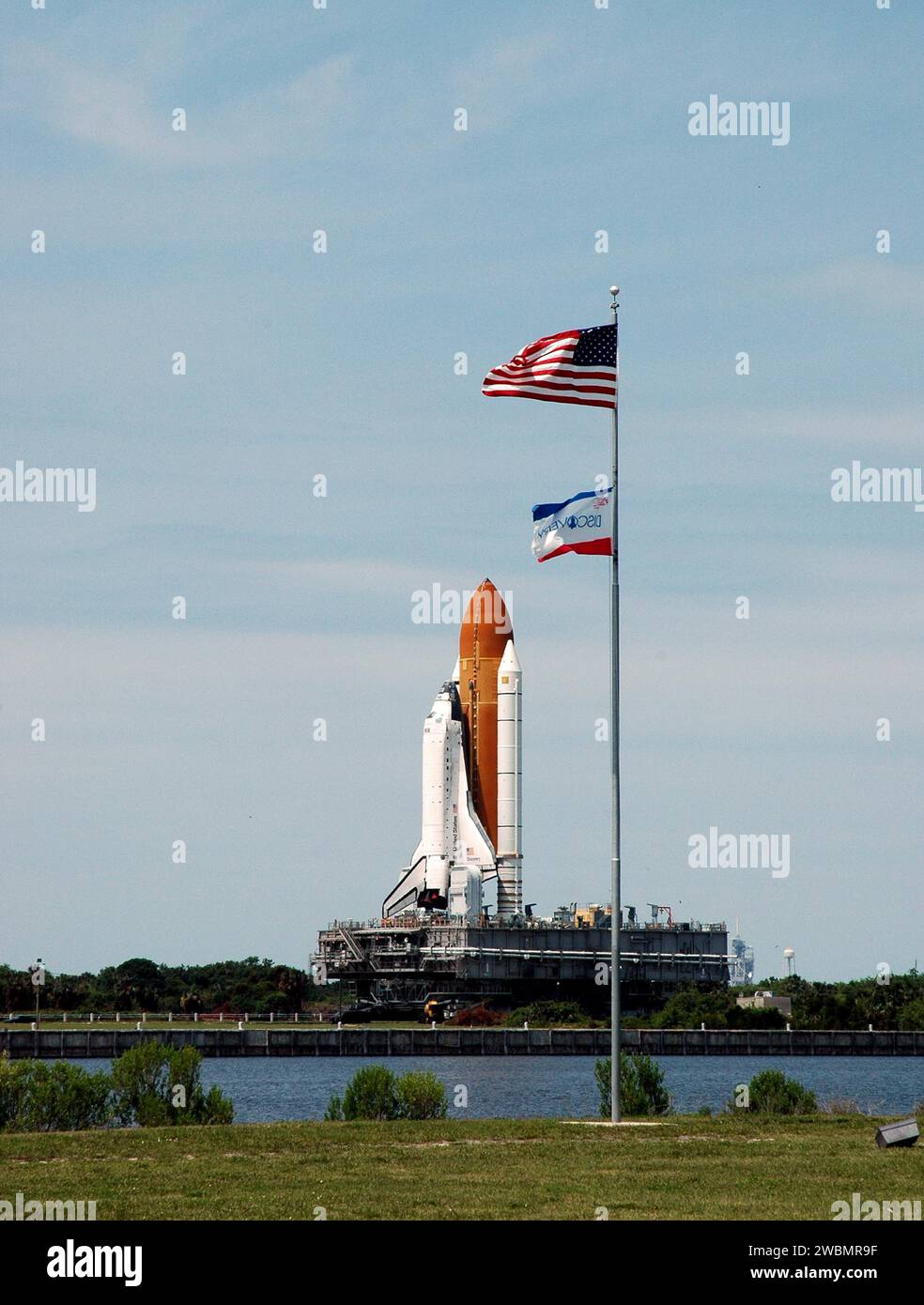 La navette spatiale Discovery a été ramenée de l'aire de lancement 39B au bâtiment d'assemblage des véhicules du Kennedy Space Center. Le déplacement de 4,2 milles a permis des modifications à son réservoir externe avant d'y fixer de nouveaux Solid Rocket Boosters pour la mission de retour en vol STS-114, prévue entre le 13 juillet et le 31 juillet. Banque D'Images