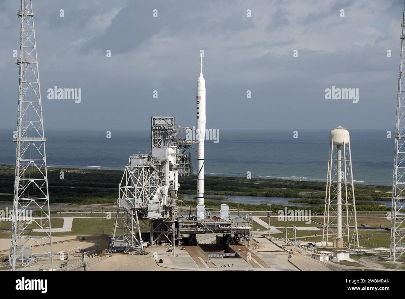 La fusée Ares I-X de 327 pieds est sur l'aire de lancement 39B du Kennedy Space Center en Floride pour son prochain essai en vol, le premier véhicule non-navette sur l'aire de lancement depuis les fusées Apollo Saturn, avec des modifications incluant des tours de foudre, des plates-formes d'accès et des systèmes de stabilisation. Banque D'Images