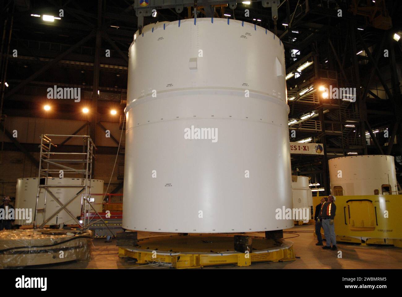 Les segments 6 et 7 de la fusée Ares I-X ont été positionnés dans le bâtiment d'assemblage de véhicules au Kennedy Space Center dans le cadre des essais du programme Constellation pour le système de lancement Ares I, soutenant les futures missions d'exploration lunaire et mars. Banque D'Images