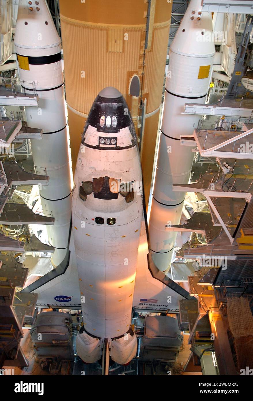 La navette spatiale Discovery est positionnée à l'intérieur du bâtiment d'assemblage de véhicules au Kennedy Space Center, en attente de déploiement sur la plate-forme de lancement 39B. L'orbiteur fait partie de la mission de retour au vol STS-114, dont le décollage est prévu entre le 13 et le 31 juillet. Il est empilé avec le réservoir externe et Solid Rocket Boosters pour le prochain déploiement de 6 heures sur 4 miles. Banque D'Images