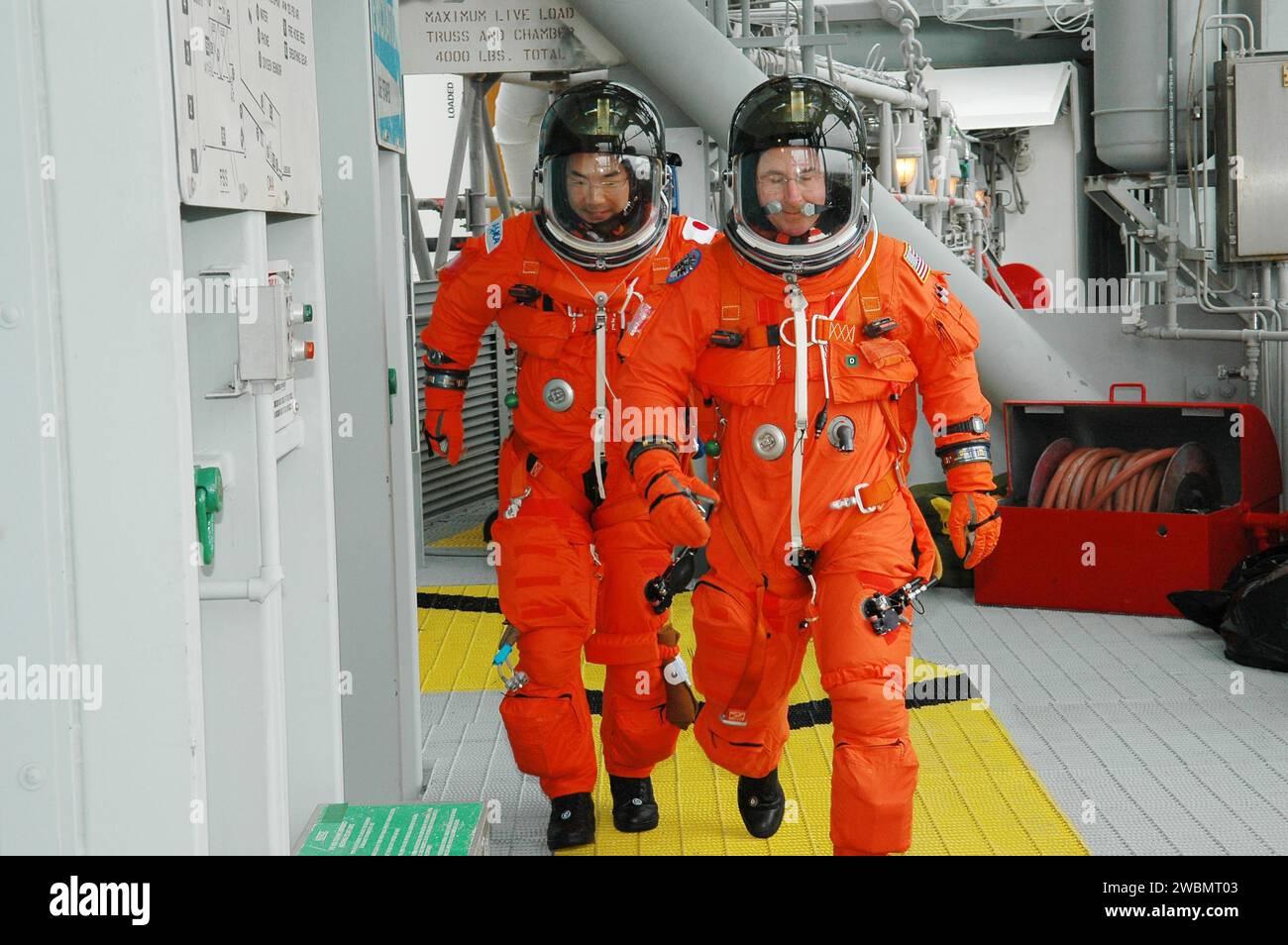 Les spécialistes de mission STS-114 Soichi Noguchi et Stephen Robinson se sont entraînés à l'évacuation d'urgence à l'aire de lancement 39B pendant les activités d'essai de démonstration du compte à rebours du terminal. La formation simule des scénarios de pré-lancement pour la première mission de retour en vol vers la Station spatiale internationale, avec une fenêtre de lancement du 13 au 31 juillet. Banque D'Images