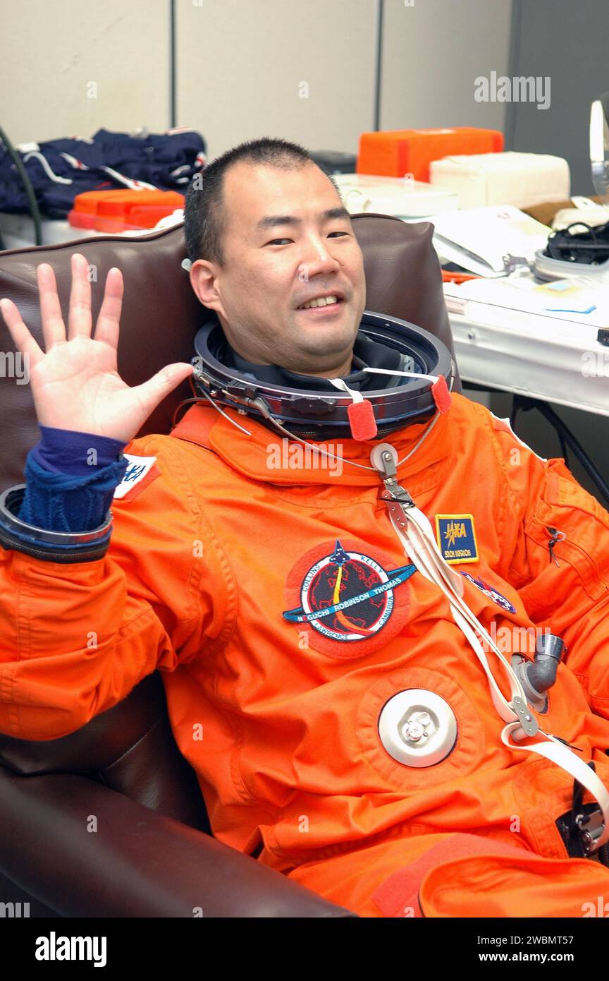 Soichi Noguchi, spécialiste de mission STS-114, tente sa combinaison de lancement pendant les activités de test de démonstration du compte à rebours terminal au Kennedy Space Center. Le TCDT simule les procédures de compte à rebours, l'arrêt du moteur principal et la formation à la sortie d'urgence. STS-114 est la première mission de retour en vol à destination de la Station spatiale internationale, avec une fenêtre de lancement du 13 au 31 juillet. Banque D'Images