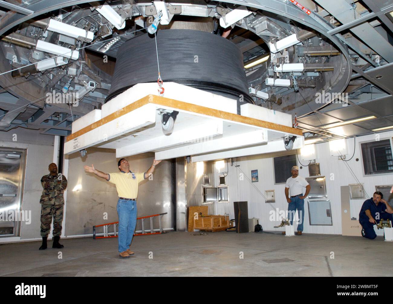 CENTRE SPATIAL KENNEDY, FLA. - Au Delta Operations Center, Leslie Guzman (chemise jaune), avec Pratt et Whitney, observe de près la mise en place de la buse du moteur RL-10 sur le deuxième étage de la fusée Boeing Delta IV. Le Delta IV est le lanceur du satellite géostationnaire opérationnel environnemental (GOES-N), dont le lancement est prévu pour avril 2005 à partir de la base aérienne de Cape Canaveral. GOES-N est un satellite météorologique de la NASA et de la NOAA (National Oceanic and Atmospheric Administration). Le premier d'une série de trois satellites météorologiques avancés, dont GOES-O et GOES-P, Banque D'Images