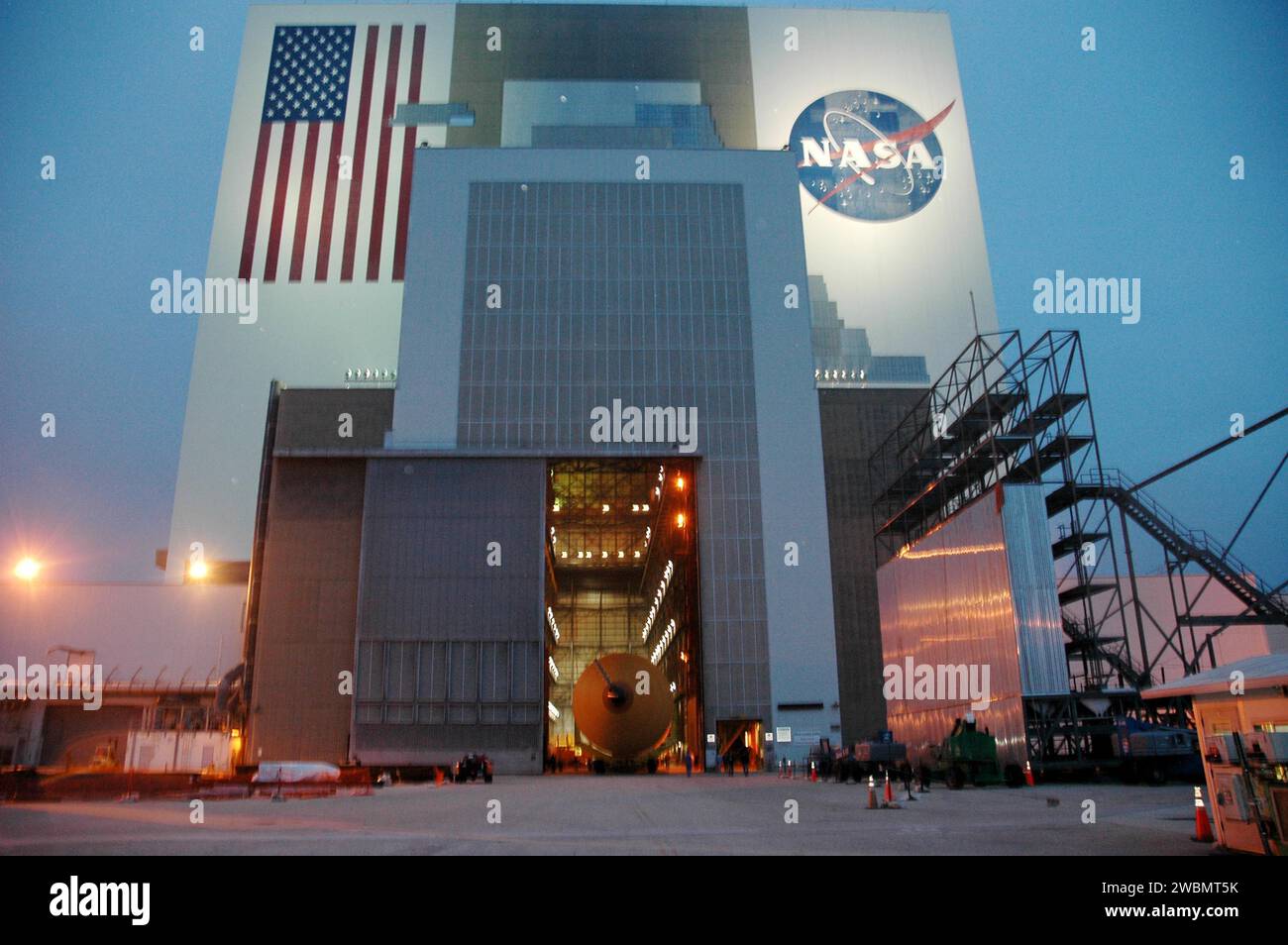 Le deuxième réservoir externe redessiné, et-121, est visible dans le bâtiment d'assemblage des véhicules du Kennedy Space Center. Le réservoir, expédié à 900 milles par mer depuis l'usine de montage Michoud, comprend des modifications de retour au vol et est équipé de capteurs de température et d'accéléromètres pour surveiller les performances de vol. ET-121 est désigné pour la mission STS-121, prévue entre le 12 et le 31 juillet 2005. Banque D'Images