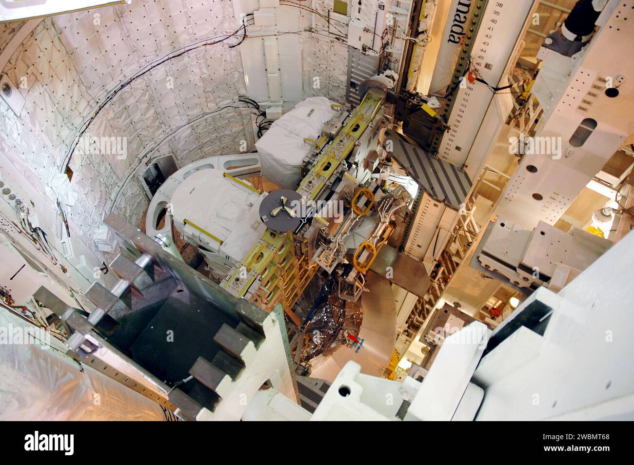 Les charges utiles pour le STS-114 sont transférées vers la baie de charge utile du Discovery dans la salle de changement de charge utile au niveau du Launch Pad 39B. Les transferts comprennent un gyroscope à moment de contrôle, une boîte de test du système de protection thermique, un transporteur léger de structure de support d'expérience multi-usage, une plate-forme de stockage externe 2 et un module logistique multi-usage Raffaello. Les charges utiles existantes comprennent le sas, le Canadarm 2 et le système de capteurs de flèche Orbiter, avant la fenêtre de lancement du 13 au 31 juillet. Banque D'Images