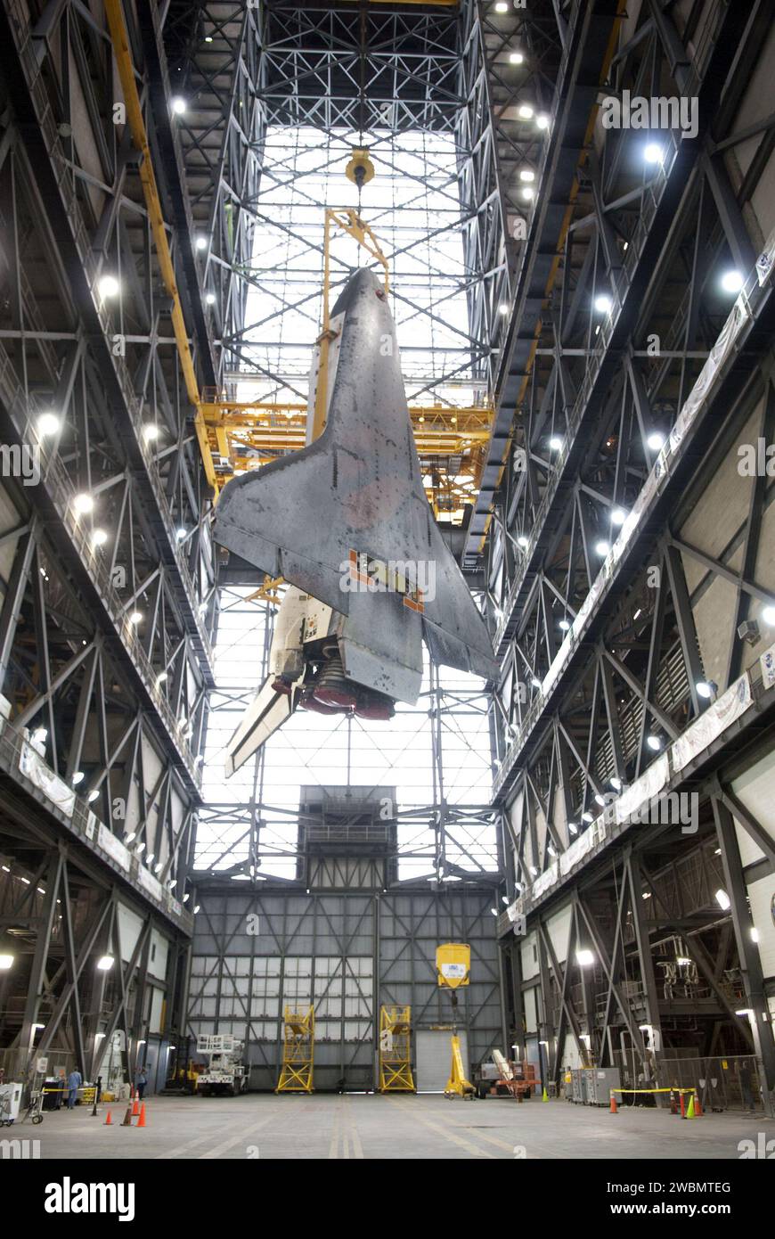 La navette spatiale Endeavour de la NASA est en train d'être transportée dans une baie élevée du bâtiment d'assemblage de véhicules au Kennedy Space Center, en Floride, pour être rattachée à son réservoir de carburant externe et à ses propulseurs à fusée solide. La mission STS-134 livrera à la Station spatiale internationale le transporteur logistique Express-3, le spectromètre magnétique Alpha, un réservoir de gaz à haute pression, des pièces de rechange Dextre et des écrans de protection contre les débris micrométéoroïdes. Le lancement est prévu pour le 19 avril à 19 h 48 HAE. Banque D'Images