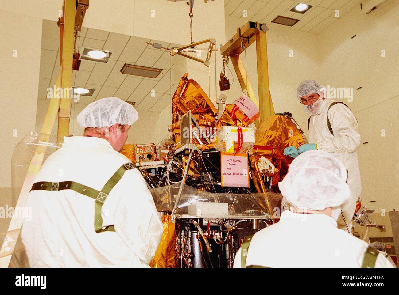 Le spectromètre à rayons gamma (GRS) est installé par des techniciens sur l'orbiteur Mars Odyssey dans le Spacecraft Assembly and encapsulation Facility 2 (SAEF 2). L'orbiteur transportera trois instruments scientifiques : le Thermal Emission Imaging System (THEMIS), le Gamma Ray Spectrometer (GRS) et la Mars Radiation Environment Experiment (MARIE). THEMIS cartographiera la minéralogie et la morphologie de la surface martienne à l'aide d'une caméra haute résolution et d'un spectromètre infrarouge thermique. Le GRS réalisera une cartographie globale de la composition élémentaire de la surface et déterminera l'abondance de l'hydr Banque D'Images