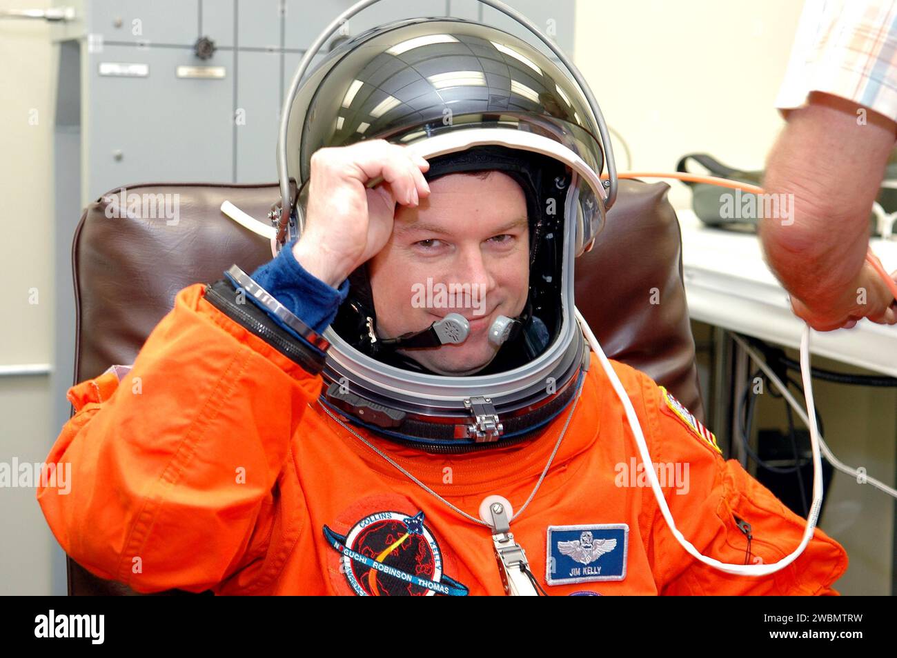 Le pilote de la STS-114 James Kelly se prépare dans le bâtiment des opérations et des caisses pour un compte à rebours simulé de lancement jusqu'à la rampe de lancement 39B, y compris une simulation de coupure du moteur principal. Activités d'essai de démonstration du compte à rebours du terminal préparer l'équipage aux opérations de la navette spatiale, à la familiarisation avec l'équipement et à la formation sur l'évacuation d'urgence. STS-114 est la première mission de retour en vol à destination de la Station spatiale internationale, avec une fenêtre de lancement du 13 au 31 juillet. Banque D'Images