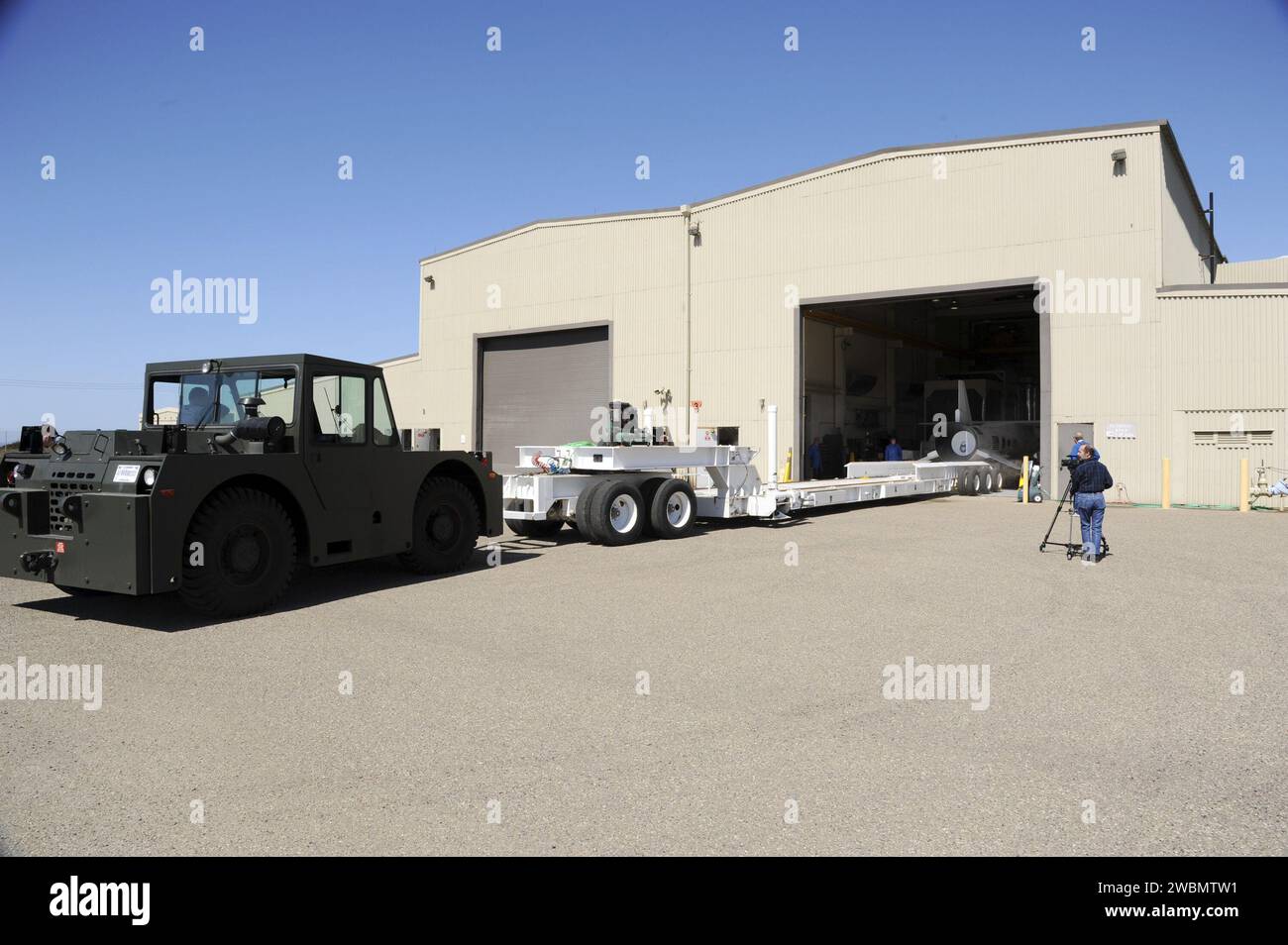 Un transporteur déplace la fusée Pegasus XL avec le télescope à rayons X NuSTAR de la NASA à l’intérieur du hangar d’Orbital à la base aérienne de Vandenberg. La fusée volera à bord d'un avion l-1011 jusqu'à l'atoll de Kwajalein pour être lancée afin d'étudier les trous noirs, les restes de supernova, les rayons cosmiques et la physique stellaire. Banque D'Images