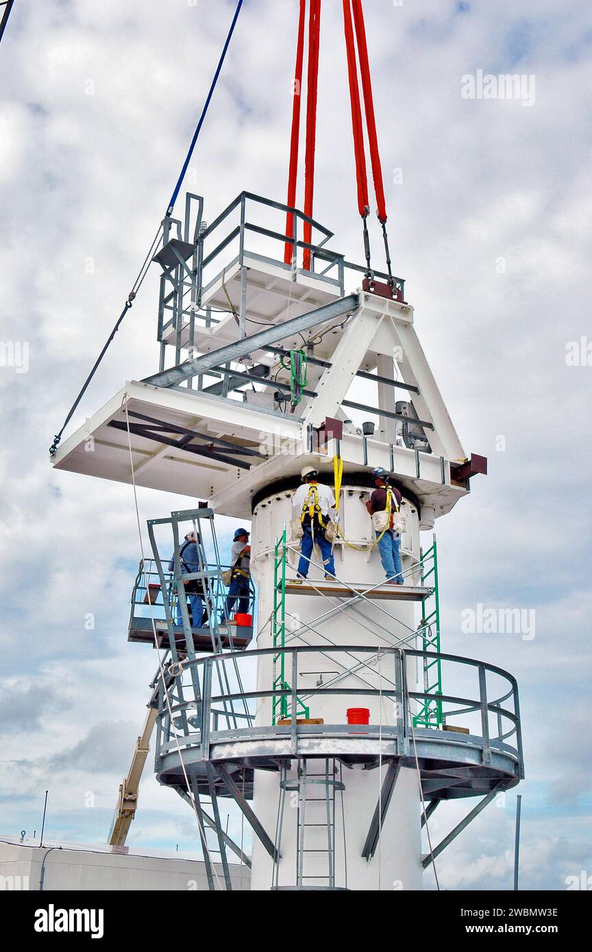 Les travailleurs installent la section supérieure d'une antenne radar en bande C de 50 pieds sur North Merritt Island, en Floride. Le radar suit les lancements de la navette et surveille les débris. Il devrait être utilisé pour la première fois lors de la mission STS-114, la mission de retour au vol, avec une fenêtre de lancement du 13 au 31 juillet. Banque D'Images