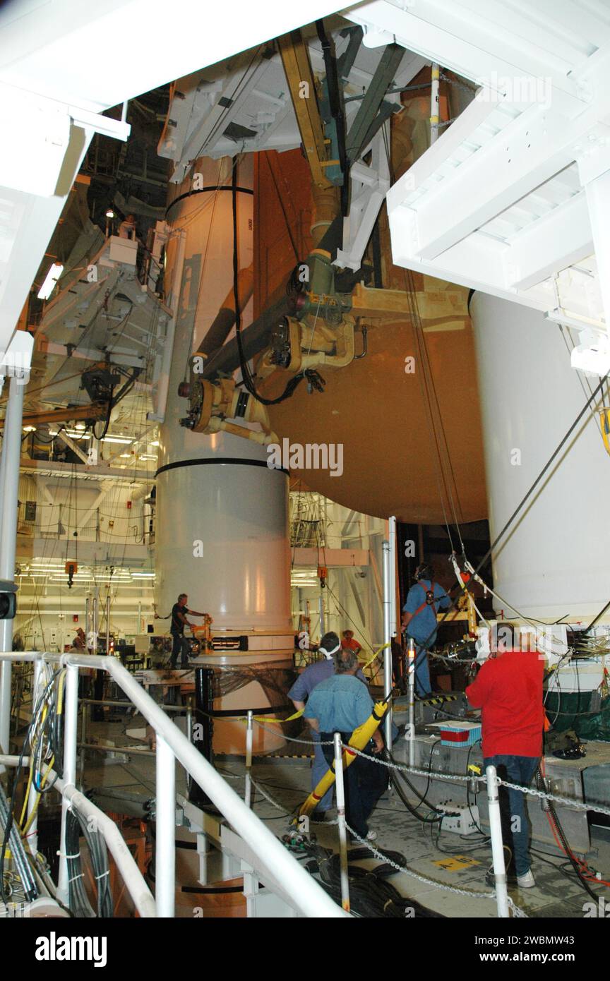 Les techniciens du Kennedy Space Center attachent le réservoir externe et-121 à une paire de propulseurs de fusée solides dans la baie 3 haute du bâtiment d'assemblage des véhicules. Initialement prévu pour Atlantis sur STS-121, et-121 et les boosters sont réaffectés à Discovery pour STS-114. Un réchauffeur est installé sur les soufflets de la conduite d'alimentation pour réduire la glace et le givre. STS-114 est la première mission de retour en vol à destination de la Station spatiale internationale, avec une fenêtre de lancement du 13 au 31 juillet. Banque D'Images