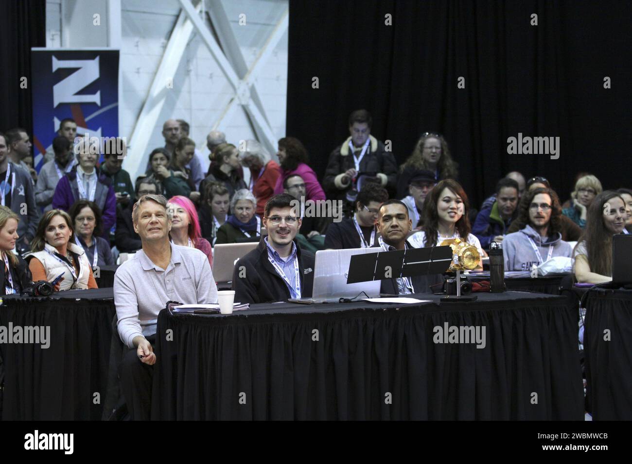 À la base aérienne de Vandenberg, en Californie, les conférenciers de la NASA décrivent la mission de continuité des données Landsat (LDCM), conçue pour poursuivre la collecte de données satellitaires Landsat pour l'agriculture, l'éducation, les affaires, la science et le gouvernement. Le programme fournit une imagerie multispectrale haute résolution de la Terre avec une continuité historique inégalée. Le décollage était prévu pour le 11 février 2013, à bord d'une fusée ULA Atlas V. Banque D'Images