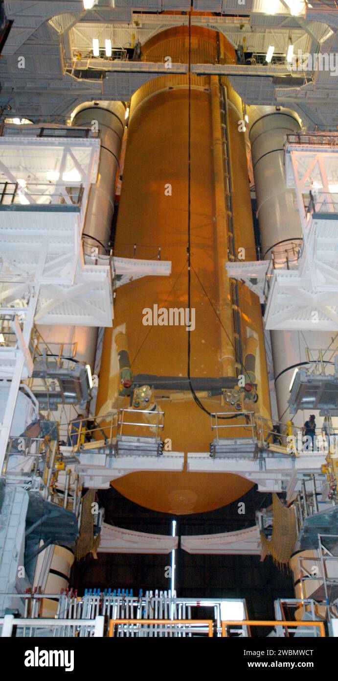 Le réservoir externe de 154 pieds redessiné pour la mission de retour au vol STS-114 est positionné entre Solid Rocket Boosters sur la plate-forme de lanceur mobile au Kennedy Space Center. Les modifications incluent un raccord bipode avant pour réduire les risques de débris. La navette transportera des fournitures à la Station spatiale internationale avec une fenêtre de lancement du 15 mai au 3 juin. Banque D'Images