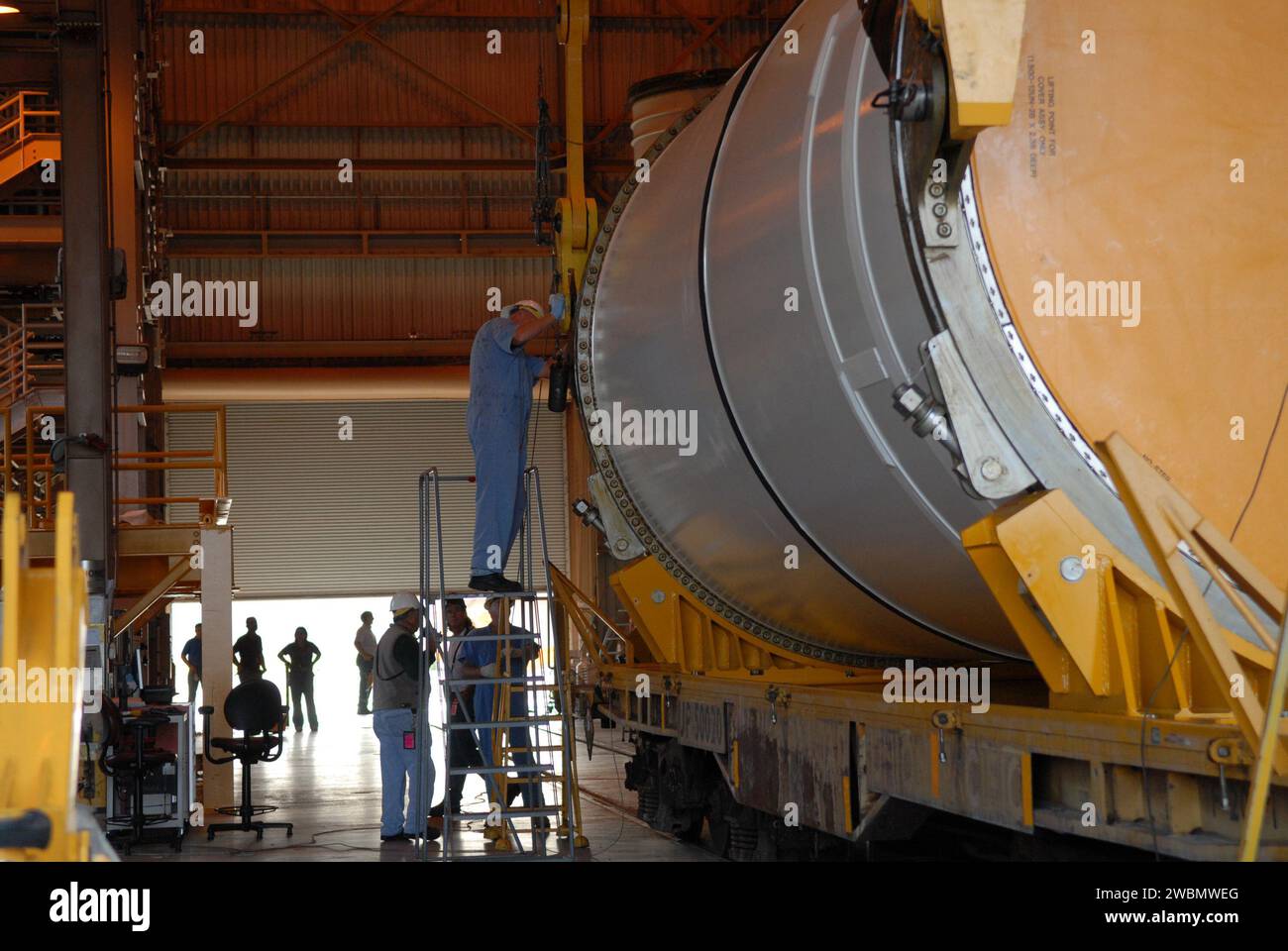 Dans l'installation de rotation, de traitement et de surtension du Kennedy Space Center, le segment central avant Ares I‑X est soulevé de son transporteur. Une fois vertical, il sera déplacé vers un support. Le booster est modifié avec de nouvelles structures avant et un simulateur de cinquième segment. Les opérations d'empilage commenceront dans le bâtiment de montage des véhicules en avril, et un lancement d'essai est prévu pour juillet 2009. Banque D'Images