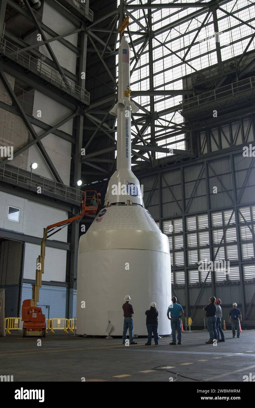 CAP CANAVERAL, Floride. – Une maquette du Launch Abort System, ou LAS, est positionnée au-dessus d'une capsule Orion standard et d'un module de service de réplique pendant les opérations d'empilage de test à l'intérieur du bâtiment d'assemblage de véhicules au Kennedy Space Center de la NASA en Floride. Le vaisseau spatial Orion est conçu pour transporter des astronautes dans des missions au-delà de l'orbite terrestre. Il aura le LAS pendant la première partie du lancement au cas où une urgence se développerait qui nécessiterait que le vaisseau spatial soit retiré de la fusée pour sauver l'équipage. Le Ground Services Development and Operations Program de la NASA, ou GSDO, a effectué le test oper Banque D'Images