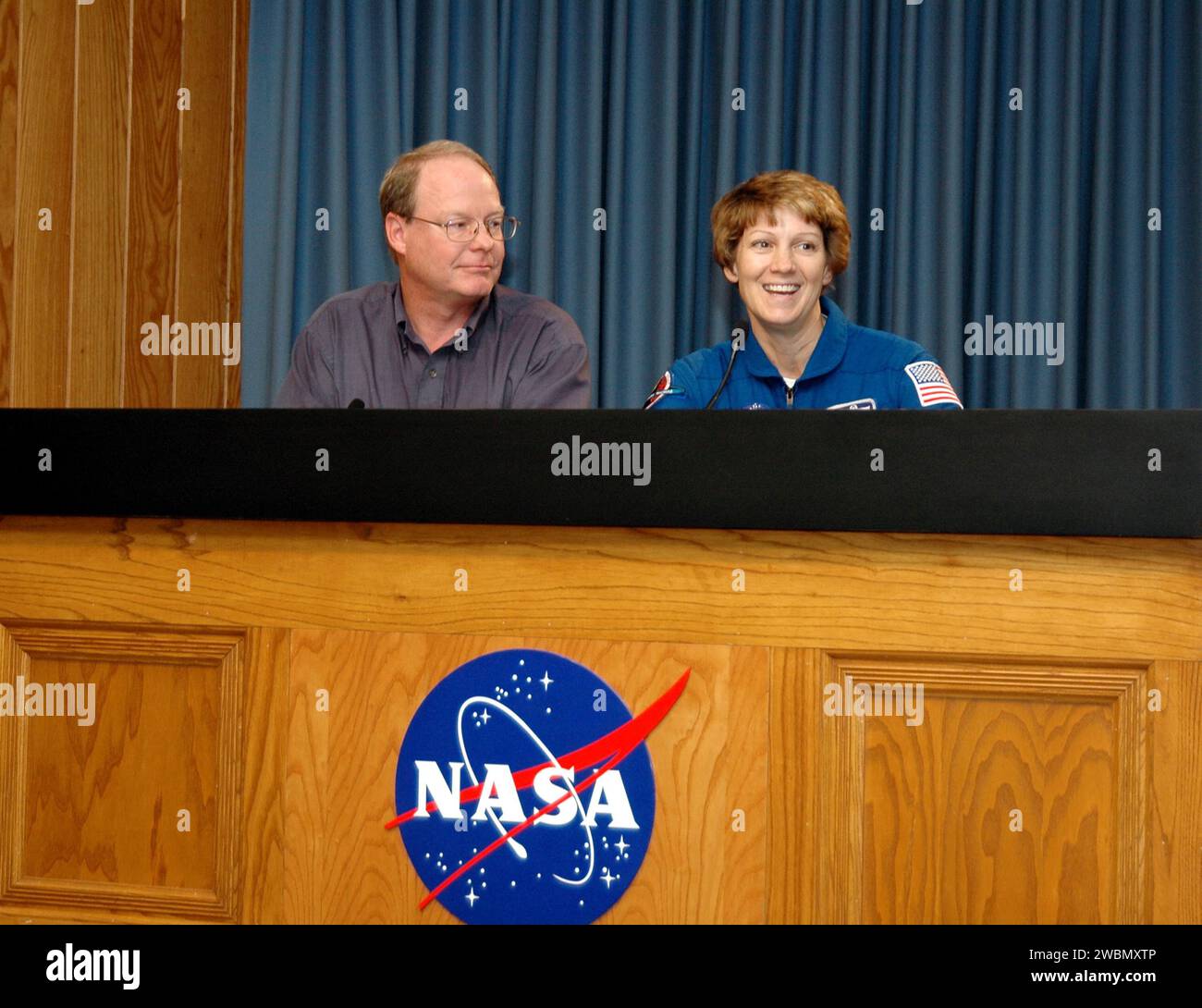 Le commandant du STS-114, Eileen Collins, a discuté de la formation préalable au lancement à la suite des activités de test de démonstration du compte à rebours terminal au Centre spatial Kennedy de la NASA. Le TCDT comprend des activités de compte à rebours simulées, une familiarisation avec l'équipement et une formation sur l'évacuation d'urgence. STS-114 est la première mission de retour en vol à la Station spatiale internationale avec une fenêtre de lancement du 13 au 31 juillet. Banque D'Images