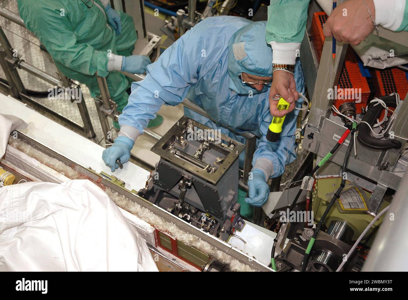 Les techniciens ont installé la base du mécanisme de positionnement du manipulateur sur la soute de charge utile tribord d’Atlantis pour contenir le système de capteur de flèche Orbiter de 50 pieds, qui se fixera au bras robotique Shuttle. L'OBSS est équipé de caméras et de lasers pour inspecter le système de protection thermique du STS-121, lancé du 12 au 31 juillet 2005. Banque D'Images