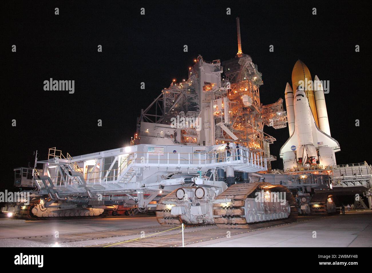 La navette spatiale Discovery est ramenée au bâtiment d'assemblage de véhicules au Kennedy Space Center sur un transporteur à chenilles. Il sera démonté de son réservoir externe, soulevé dans l'allée de transfert, et rattaché à un nouveau réservoir et Solid Rocket Boosters en préparation de la mission de retour au vol STS-114, avec une fenêtre de lancement du 13 juillet au 31 juillet. Banque D'Images