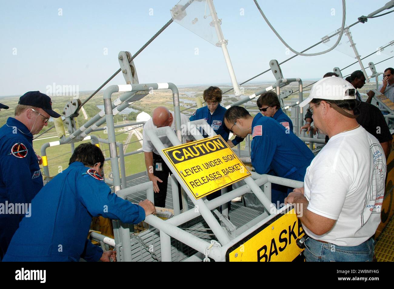 L'équipage du STS-114 à la rampe de lancement 39B reçoit une formation sur le panier à fil coulissant et les procédures d'évacuation d'urgence dans le cadre du test de démonstration du compte à rebours terminal au Kennedy Space Center. L'équipage comprend le commandant Eileen Collins et les spécialistes de mission Andrew Thomas, Charles Camarda, Soichi Noguchi de JAXA et Wendy Lawrence. La formation simule les activités de compte à rebours, l'arrêt du moteur principal et la sortie de secours. STS-114 est la première mission de retour au vol avec une fenêtre de lancement du 13 au 31 juillet. Banque D'Images