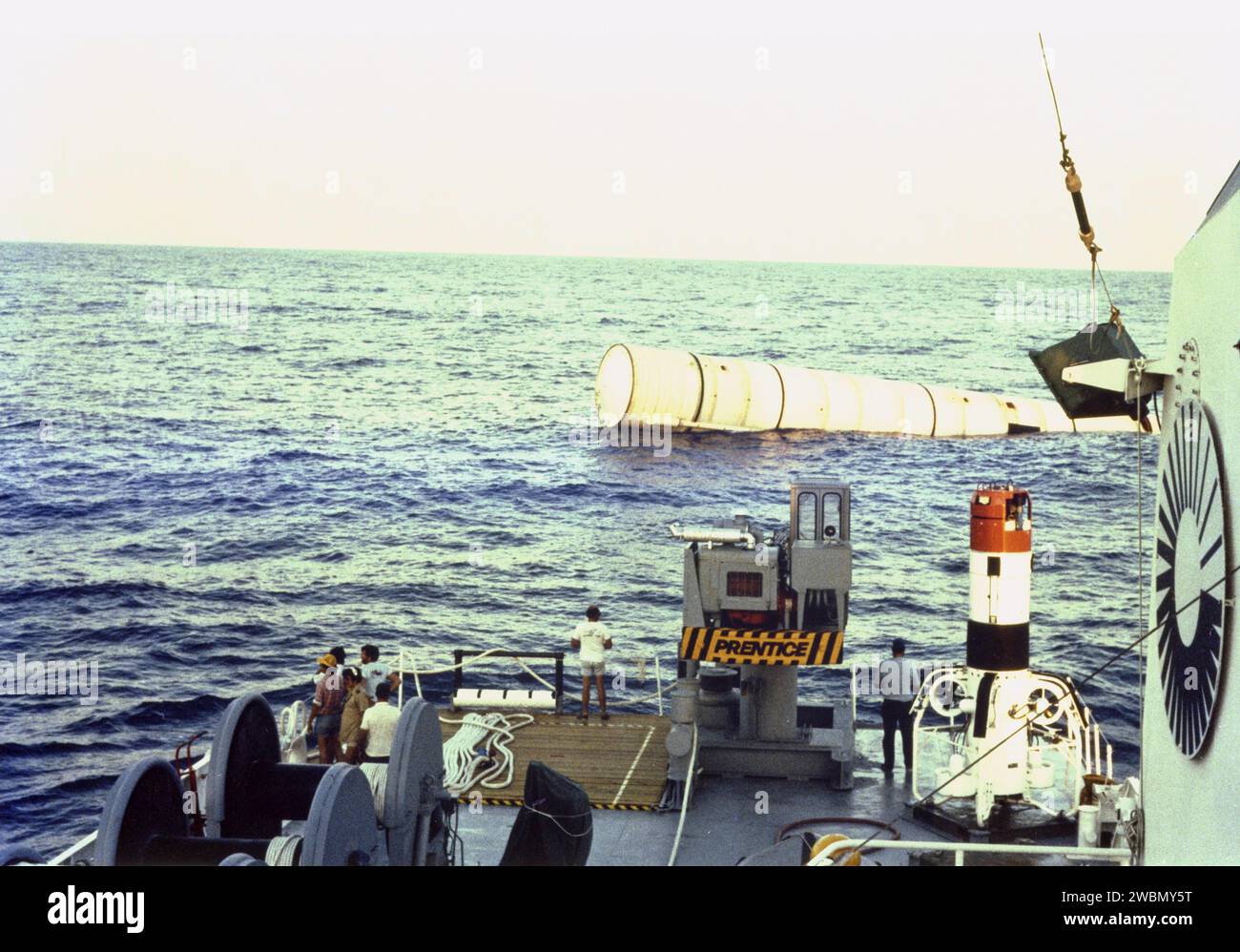 L'un des propulseurs de fusée solide Columbia du STS-1 a été déshydraté, flotté horizontalement pour le remorquage, et récupéré en mer pour le nettoyage et la réutilisation dans les futures missions de navette. Banque D'Images