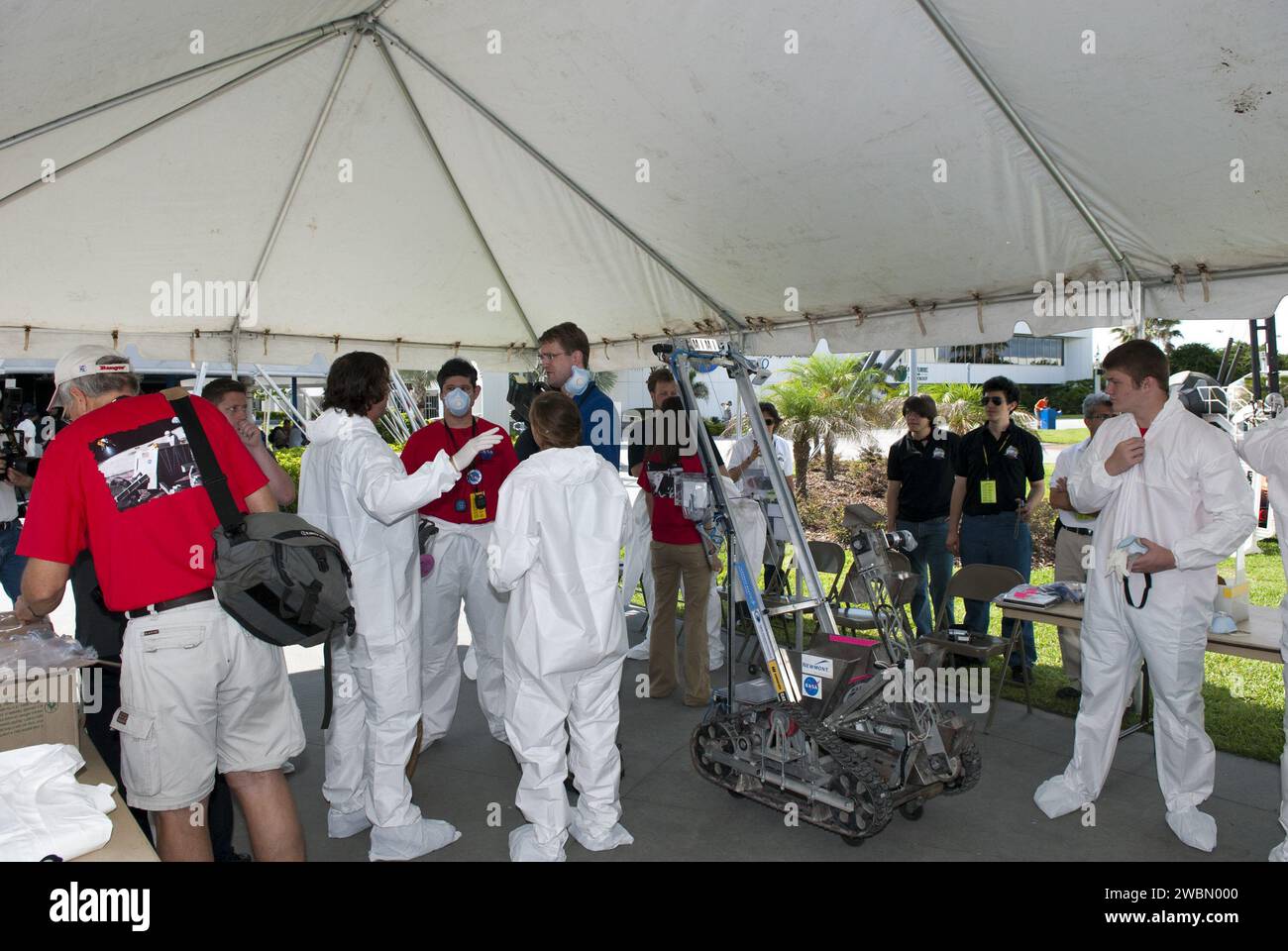 CAP CANAVERAL, Floride. -- les étudiants universitaires font les derniers préparatifs pour la deuxième compétition minière annuelle Lunabotics de la NASA au Kennedy Space Center Visitor Complex en Floride. Trente-six équipes d'étudiants de premier cycle et de deuxième cycle des États-Unis, du Bangladesh, du Canada, de Colombie et d'Inde participeront au concours Lunabotics Mining Competition de la NASA du 26 au 28 mai au Kennedy Space Center de l'agence en Floride. Le concours est conçu pour engager et retenir les étudiants en sciences, technologie, ingénierie et mathématiques (STIM). Les équipes manœuvreront leur propre réseau autonome ou télécommandé Banque D'Images