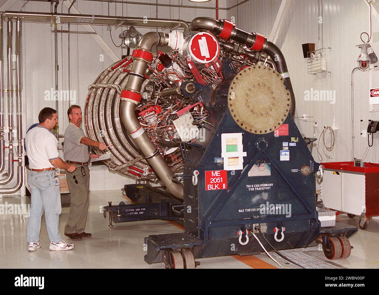 CENTRE SPATIAL KENNEDY, FLA. -- Mike Cosgrove (à gauche) et Bob Petrie (à droite), tous deux avec Boeing Rocketdyne, regardent au-dessus du moteur principal amélioré de la navette spatiale (moteur bloc 2) alors qu'il se trouve dans l'installation de traitement du moteur principal de la navette spatiale. Le nouveau moteur sera installé pour son premier vol sur l’orbiteur Atlantis, dans le cadre de la mission STS-104. La configuration du moteur principal Block II est fabriquée par Boeing Rocketdyne à Canoga Park, en Californie, et comprend une nouvelle pompe turbo-carburant haute pression Pratt & Whitney. Les améliorations des moteurs sont gérées par le Marshall Space Flight Center de la NASA à Huntsville, en Alabama. Chaque SP Banque D'Images