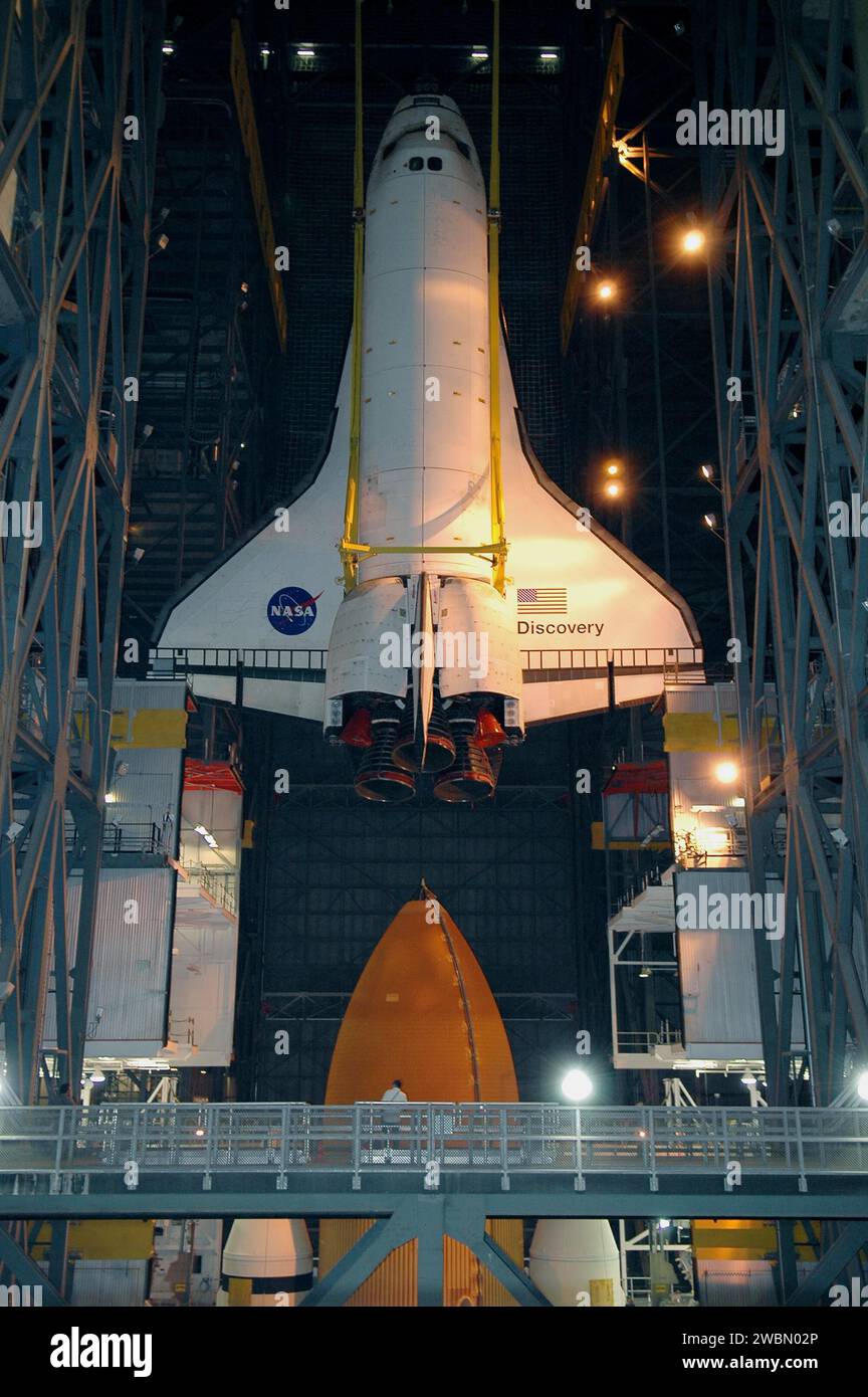 Au Kennedy Space Center Vehicle Assembly Building de la NASA, l’orbiteur Discovery de 122 pieds a été soulevé au-dessus du réservoir externe de 154 pieds et des Solid Rocket Boosters à High Bay 1. Après avoir quitté son char, le Discovery sera déplacé à High Bay 3 pour être remis en service avec l'et-121, avant la mission de retour au vol STS-114, avec une fenêtre de lancement du 13 au 31 juillet. Banque D'Images