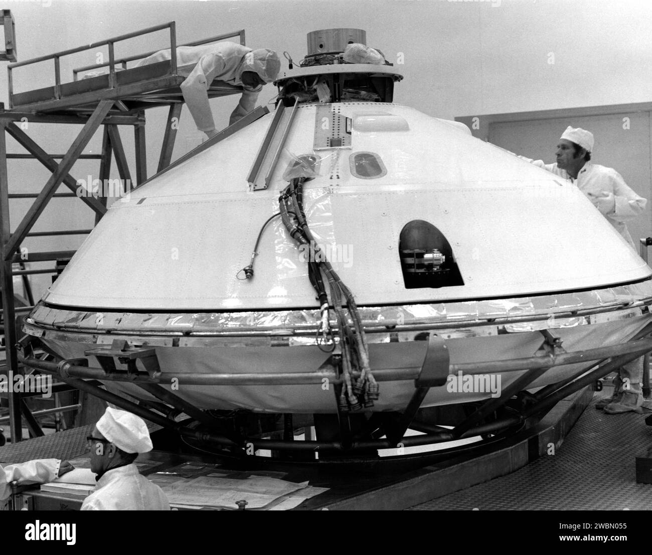 CENTRE SPATIAL KENNEDY, FLA. -- les techniciens se sont préparés pour le retrait de la couverture de l'aérocoque de Viking Lander 1 dans l'installation d'assemblage et d'encapsulation 2 (SAEF-2) de KSC aujourd'hui. La couverture reste au-dessus du Lander tout au long de son voyage de 440 000 000 miles vers Mars. Après que le Lander se soit séparé de l'Orbiter, l'aérocoque aidera à ralentir la vitesse de descente et servira de bouclier thermique. Après la séparation de l'aéroshell, le parachute du Lander se déploiera à environ 4 000 pieds d'altitude pour une descente plus lente pour un atterrissage en douceur sur la planète rouge. Le Kennedy Space Center lancera le premier VI Banque D'Images