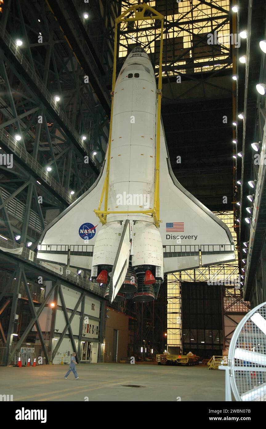 La navette spatiale Discovery de la NASA est descendue dans l'allée de transfert du bâtiment d'assemblage de véhicules après avoir été démontée de son réservoir externe et de ses propulseurs de fusée solide. Discovery sera placé sur un transporteur et déplacé à la baie haute 3 pour être réacheminé avec l'et-121 pour la mission de retour au vol STS-114, avec une fenêtre de lancement du 13 au 31 juillet. Banque D'Images