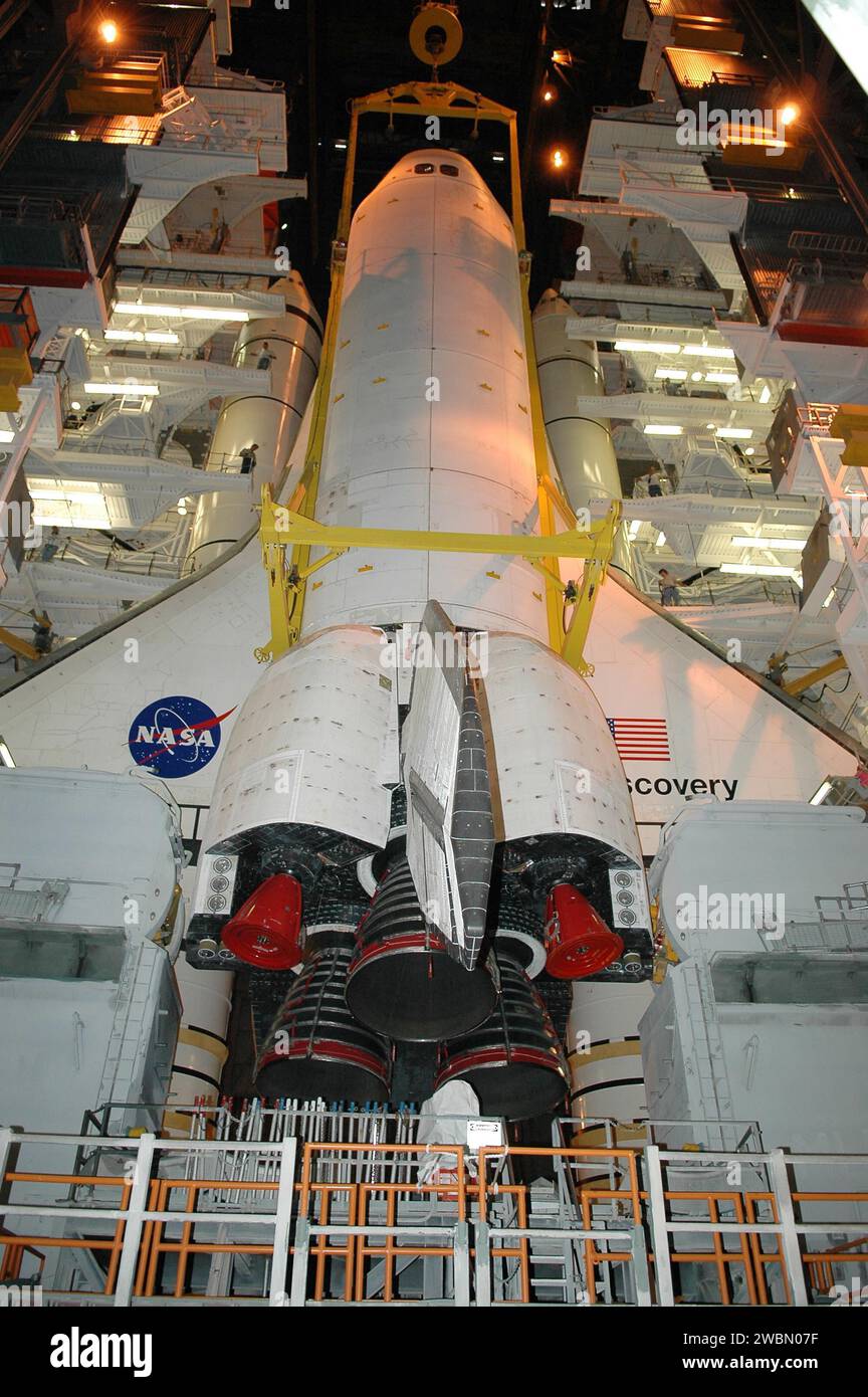Dans le bâtiment d'assemblage de véhicules du Kennedy Space Center, l'orbiteur Discovery est soulevé de son réservoir externe et de ses propulseurs de fusée solide. Il sera déplacé à la baie haute 3 pour être remis en service avec l'et-121 avant de retourner à l'aire de lancement de la mission STS-114, avec une fenêtre de lancement du 13 au 31 juillet. Banque D'Images