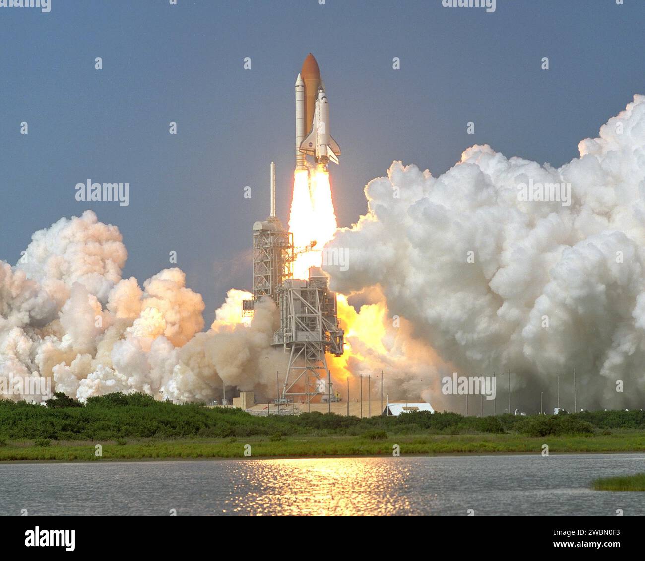 La navette spatiale Discovery a été lancée de l'aire de lancement 39A à 17 h 22 h 14 HAE sur le STS-105 jusqu'à la Station spatiale internationale. La mission de 12 jours transporte quatre membres de l'équipage de la navette et l'équipage de l'expédition trois remplaçant l'expédition deux. Il comprend le module logistique polyvalent de construction italienne qui fournit des racks scientifiques, de l’équipement et des fournitures, deux sorties dans l’espace et le réservoir Early Ammonia Servicer pour le système de refroidissement de la Station. Banque D'Images