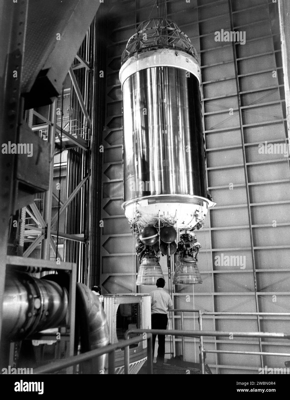 CENTRE SPATIAL KENNEDY, FLA. -- le troisième étage à haute énergie Centaur pour Titan_Centaur 3 est accouplé avec sa fusée Titan dans le bâtiment d'intégration de véhicules dans le complexe Titan III à la base aérienne de Cape Canaveral. Titan_Centaur 3 et Titan_Centaur 4 lanceront deux vaisseaux spatiaux Viking vers Mars à la fin de l'été 1975. Le lancement sera effectué par la Direction des opérations de lancement sans pilote du KSC à partir du complexe 41. Banque D'Images