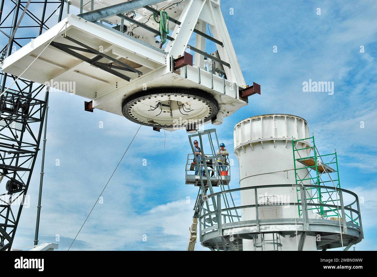 Une antenne radar en bande C de 50 pieds à North Merritt Island, en Floride, a été déplacée plus près de sa base de soutien pour suivre les lancements de la navette spatiale et surveiller les débris pour la mission de retour au vol STS-114 entre le 13 juillet et le 31 juillet. Banque D'Images