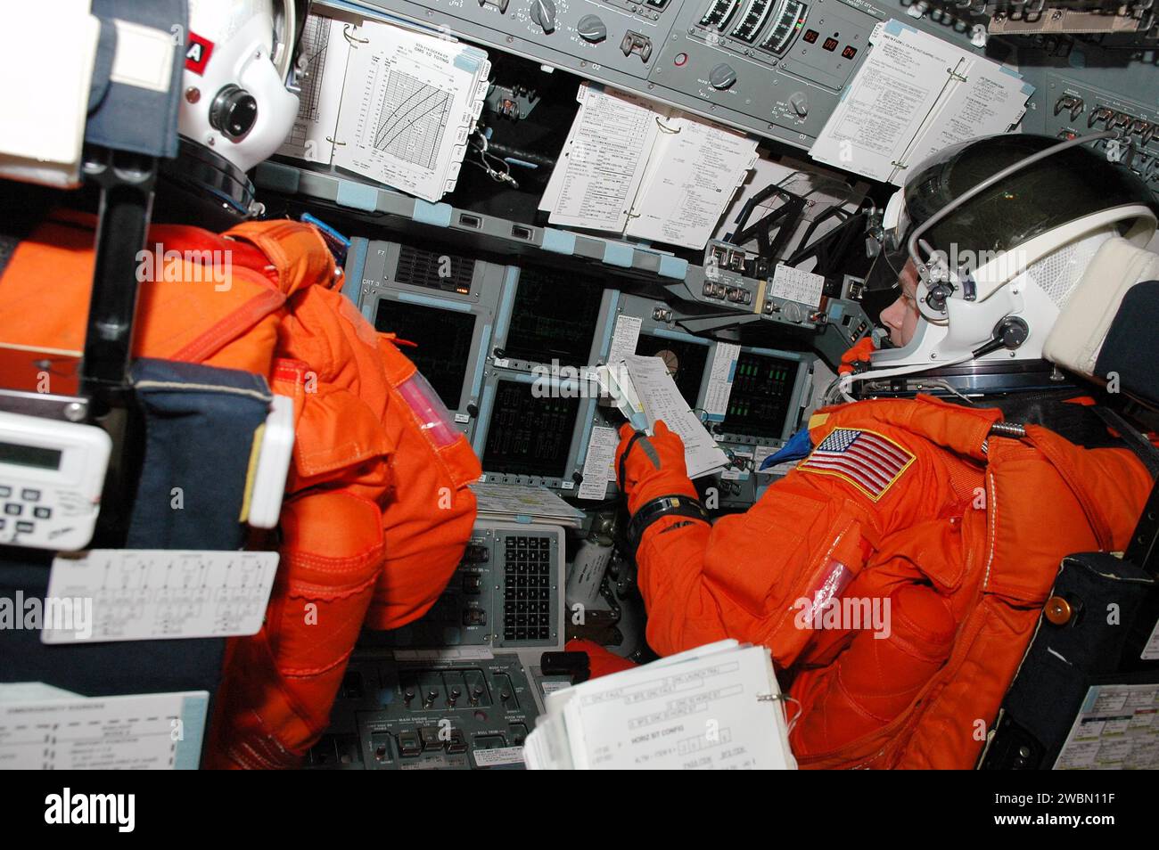 L'équipage du STS-114 a participé à un compte à rebours simulé pendant les activités de test de démonstration du compte à rebours terminal au Kennedy Space Center. Le commandant Eileen Collins et le pilote James Kelly se sont formés à la familiarisation avec l'équipement et à l'évacuation d'urgence. STS-114 est la première mission de retour en vol à destination de la Station spatiale internationale, avec une fenêtre de lancement du 13 au 31 juillet. Banque D'Images