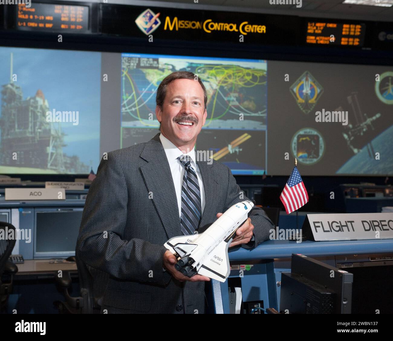 DATE DE LA PHOTO : 07-06-11 LIEU : BÂT. 30 OBJET : commandes de vol STS-135 sur console :01910-BS   DIRECTEURS DE VOL STS 135-07-06-11 Banque D'Images