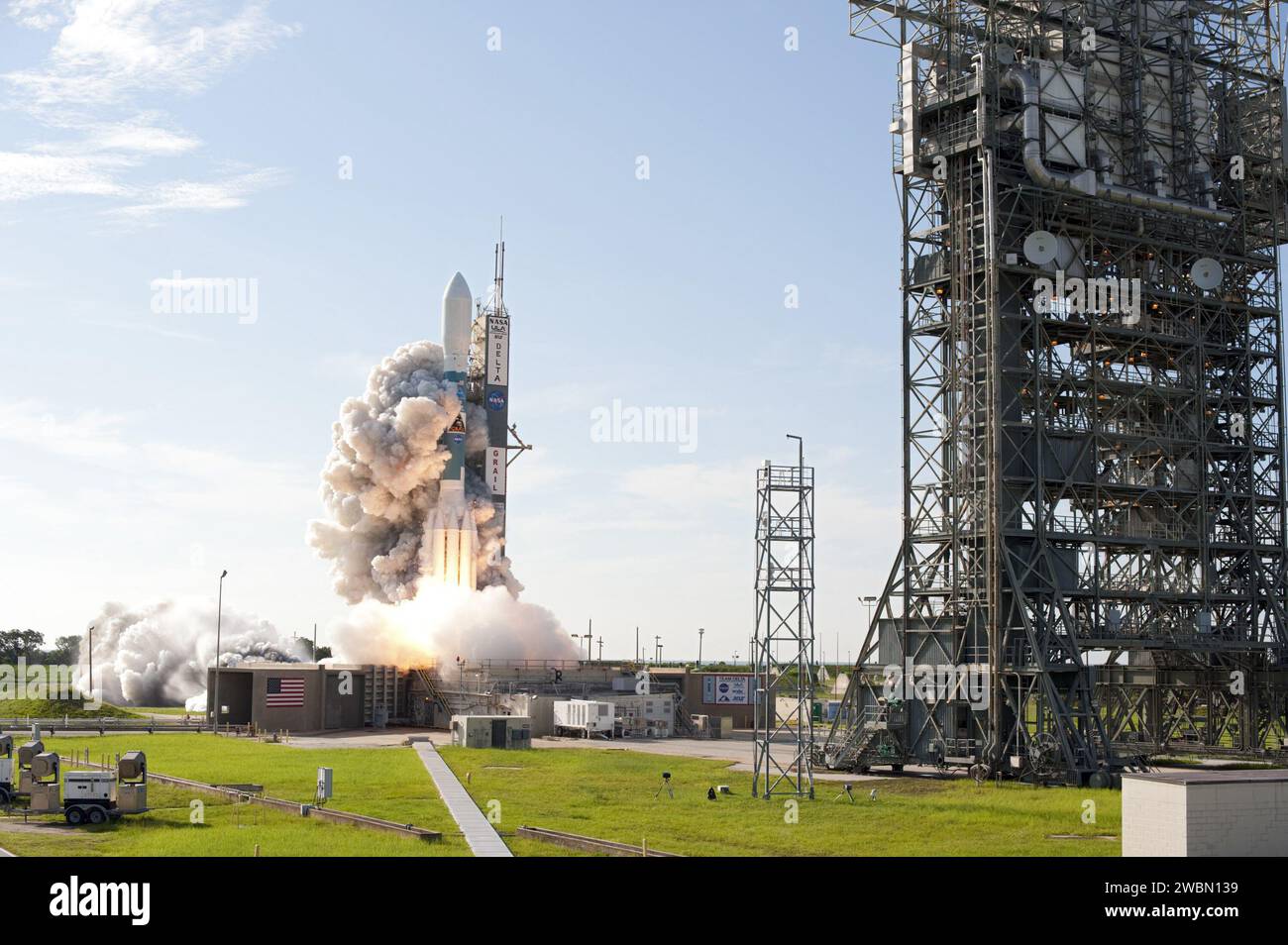 La fusée Delta II Heavy a lancé le vaisseau spatial jumelé GRAAL de la NASA au milieu des flammes et de la fumée du Cap Canaveral pour étudier la gravité lunaire et la structure interne de la lune. Banque D'Images